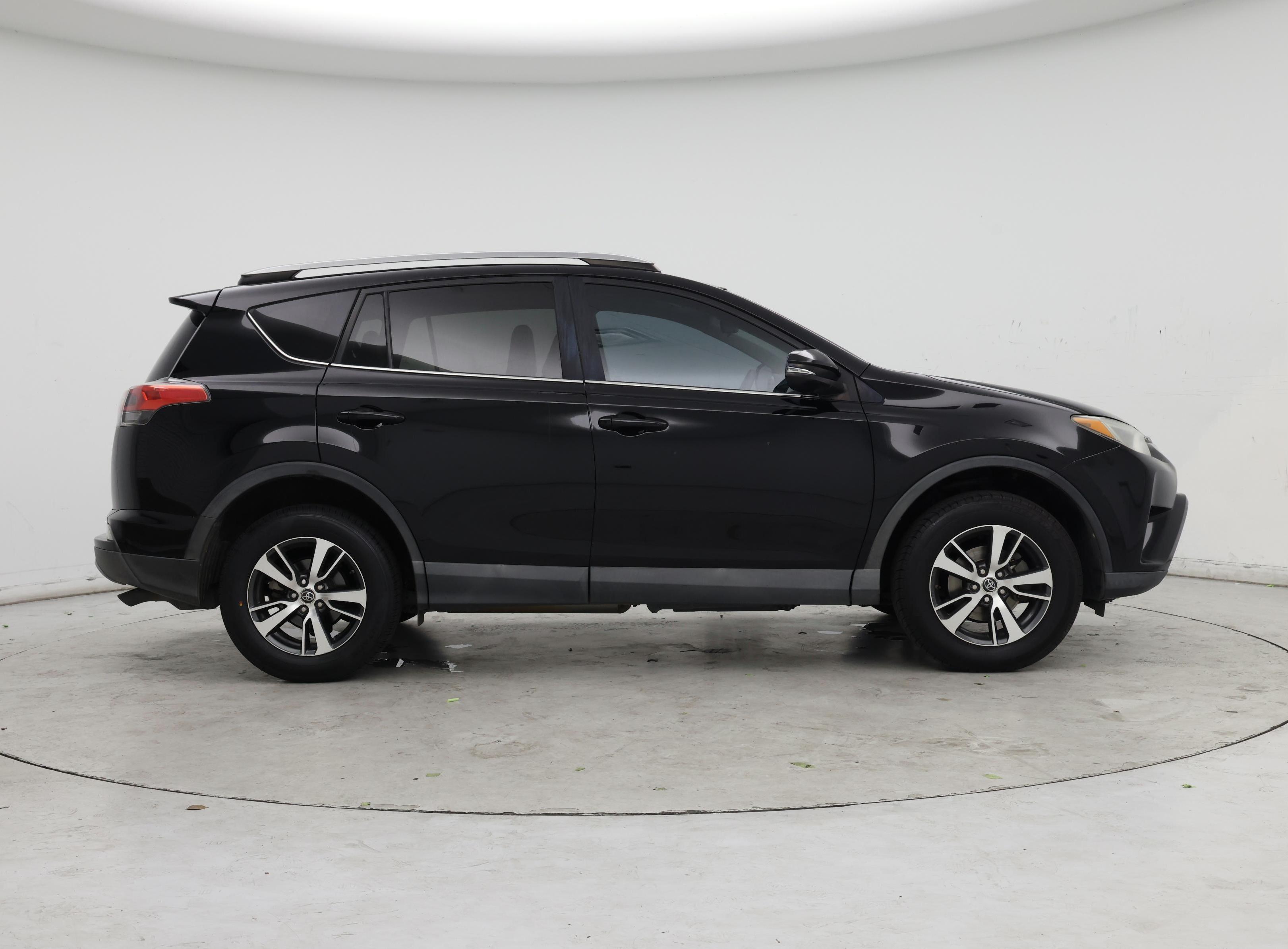 Thumbnail: 2017 Toyota RAV4 - 7