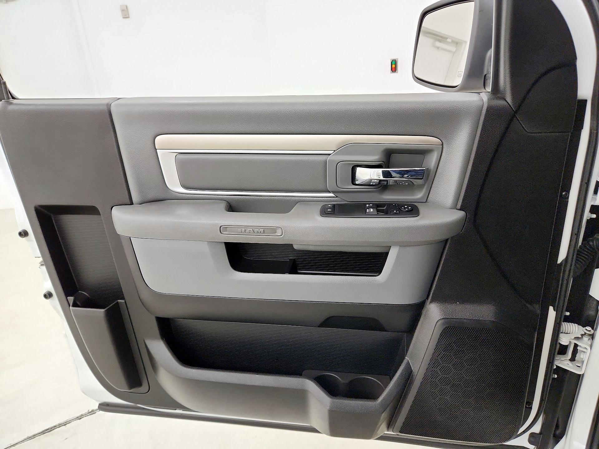 Thumbnail: 2019 RAM 1500 Classic - 12