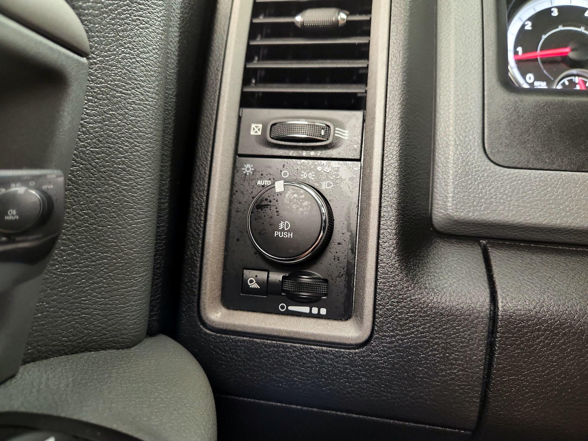 Thumbnail: 2019 RAM 1500 Classic - 13
