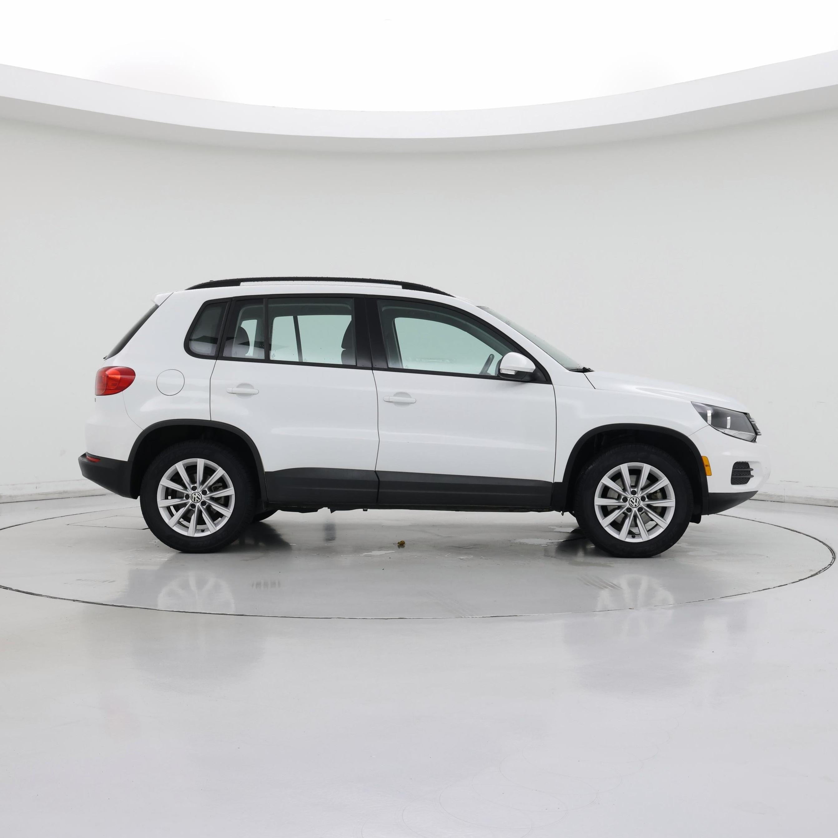 Thumbnail: 2017 Volkswagen Tiguan - 7