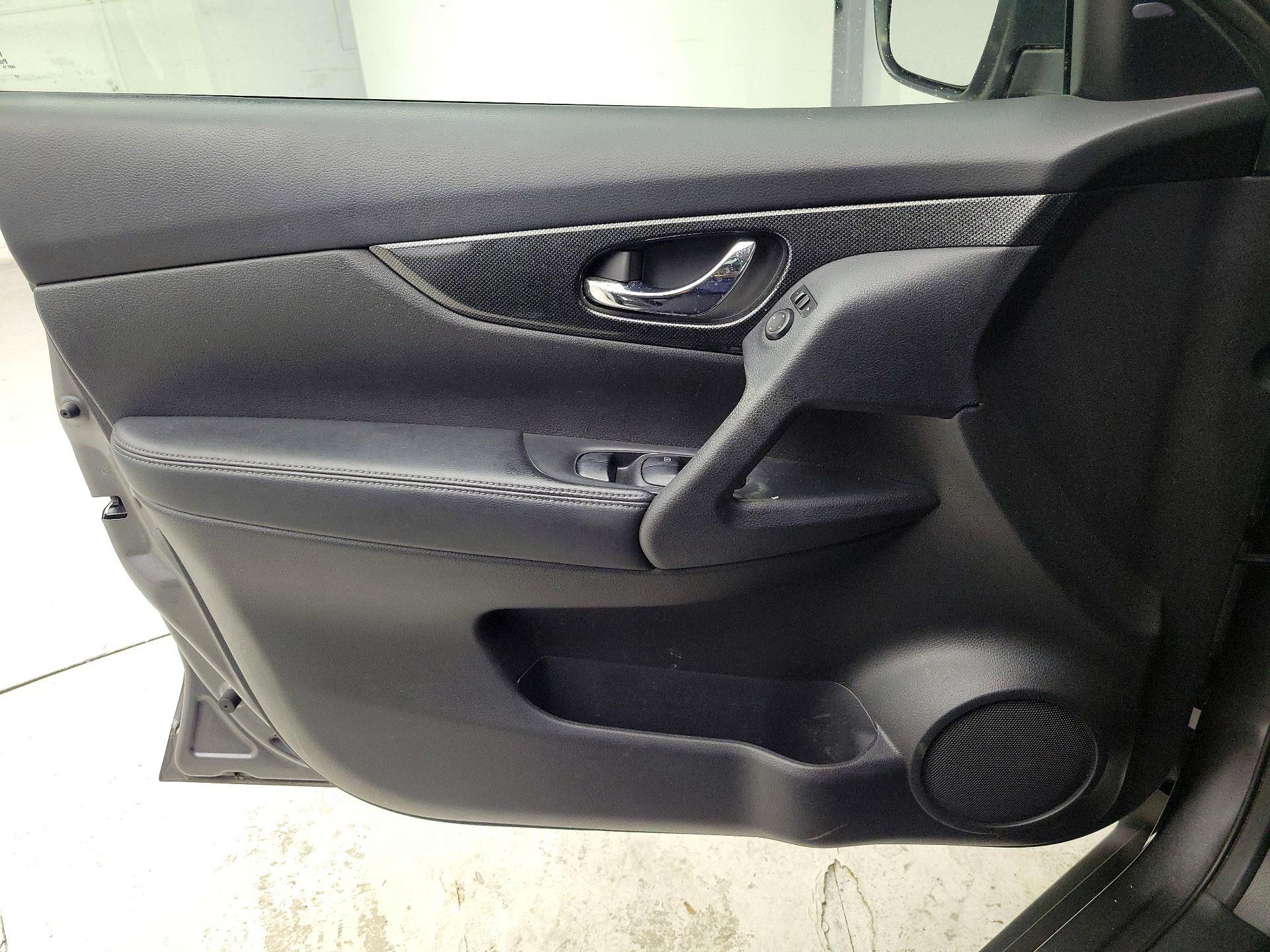 Thumbnail: 2015 Nissan Rogue - 12