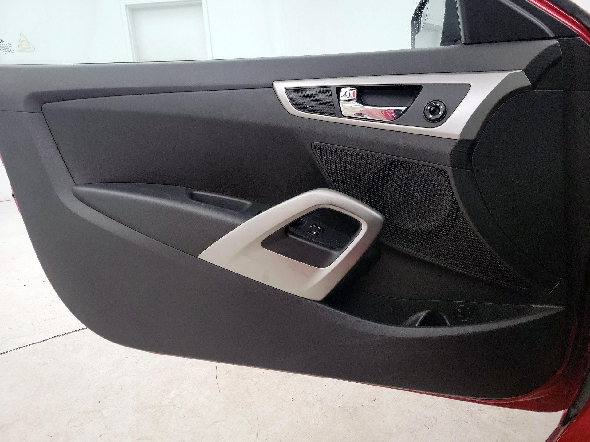 Thumbnail: 2016 Hyundai Veloster - 12