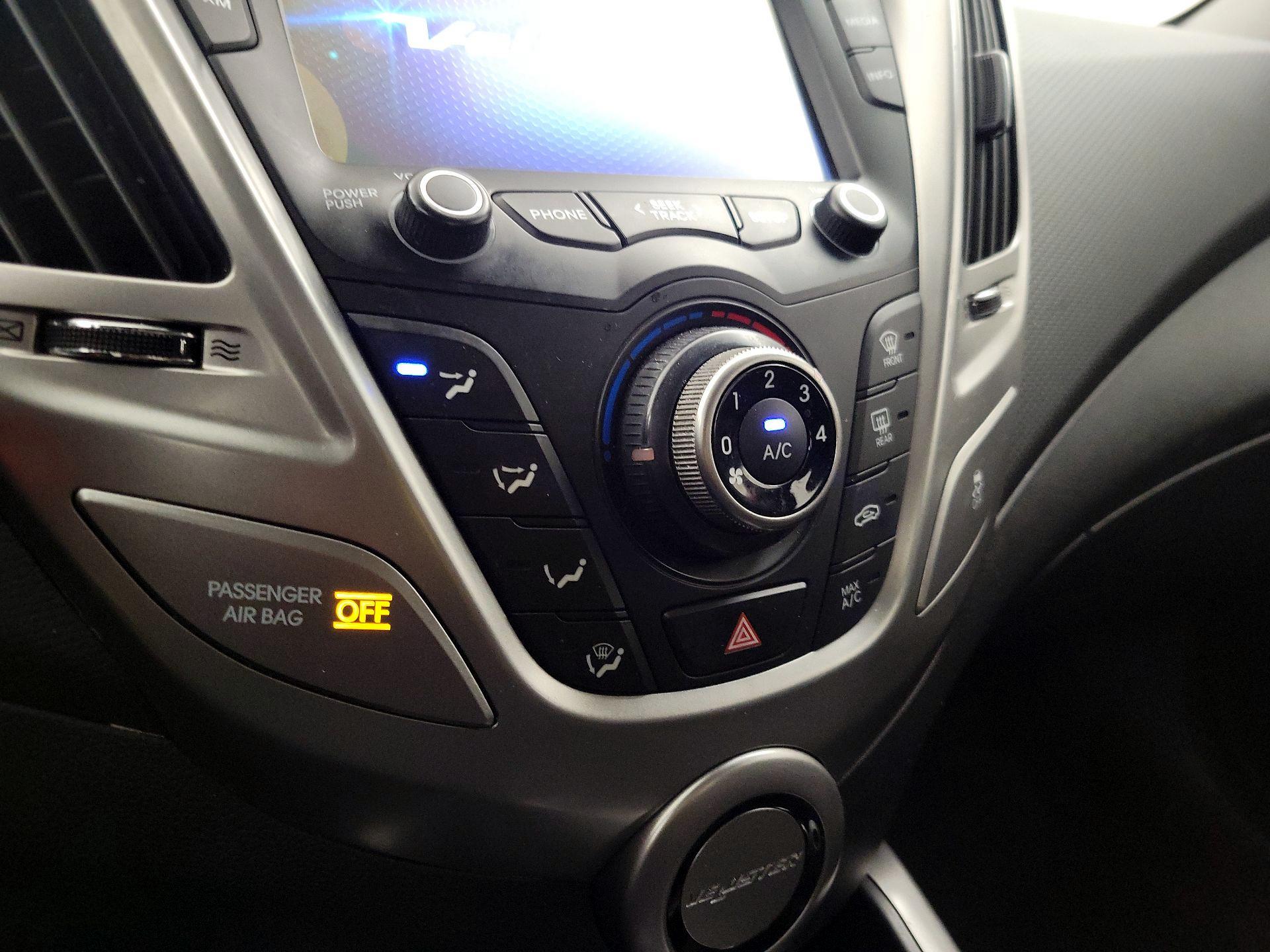 Thumbnail: 2016 Hyundai Veloster - 16