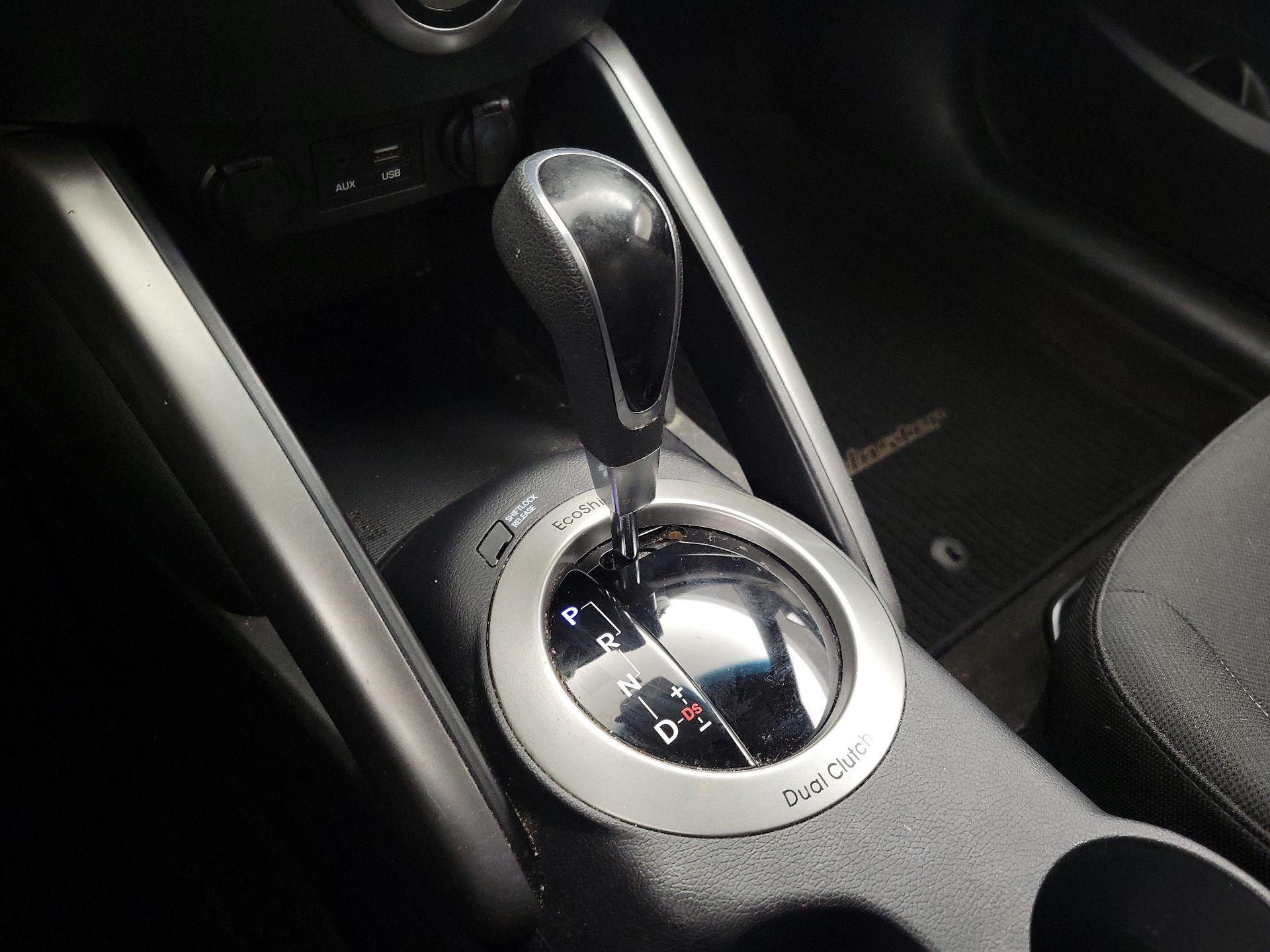 Thumbnail: 2016 Hyundai Veloster - 17