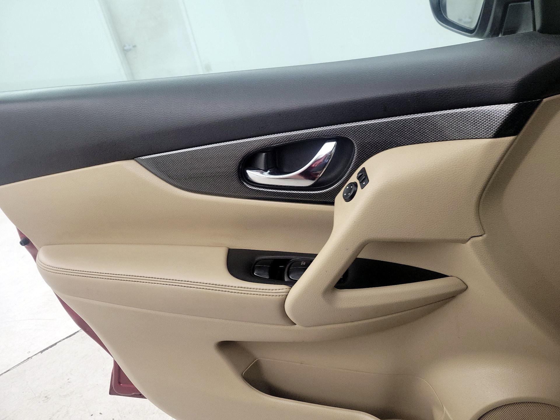 Thumbnail: 2016 Nissan Rogue - 12