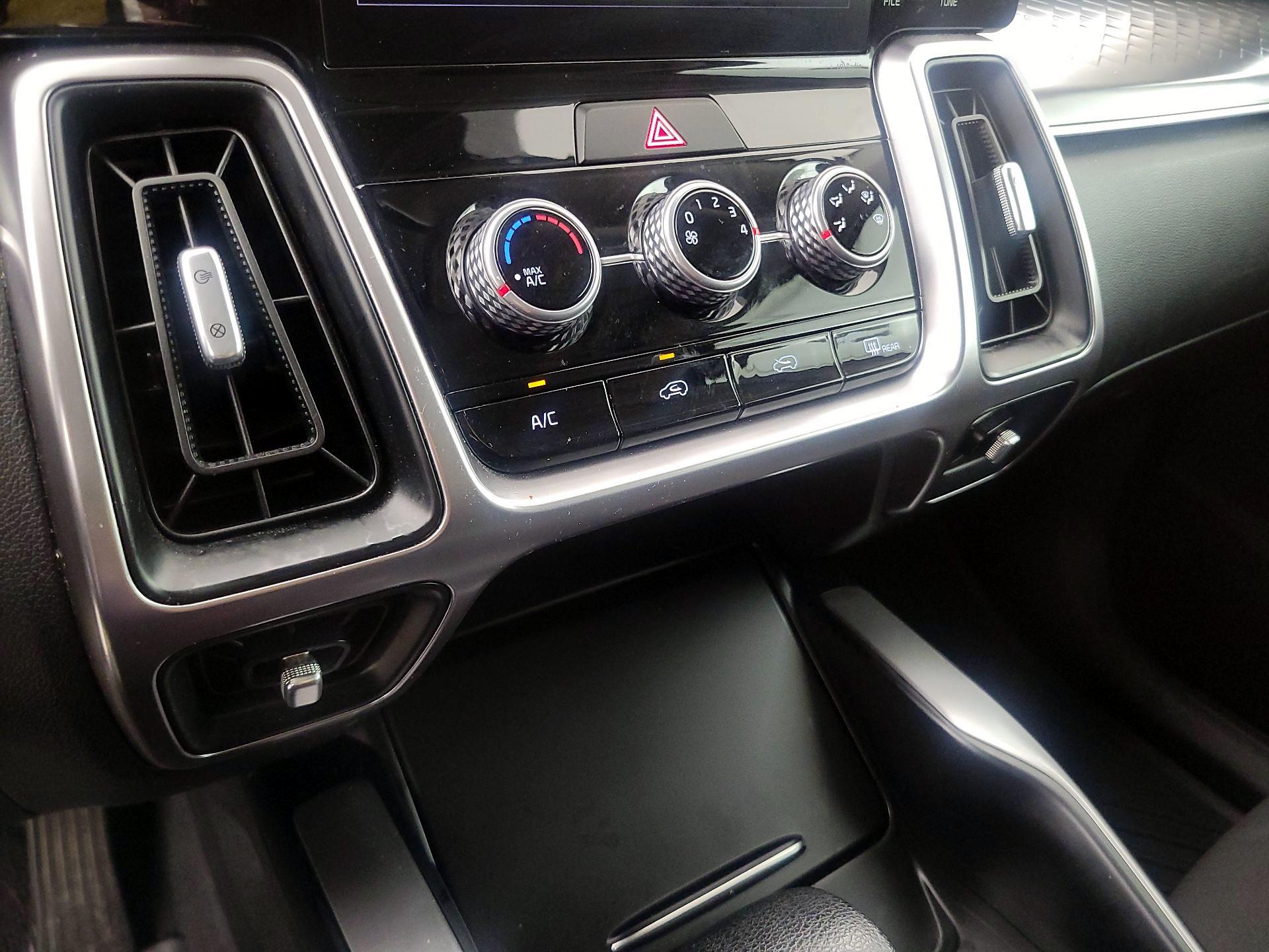 Thumbnail: 2023 Kia Sorento - 16