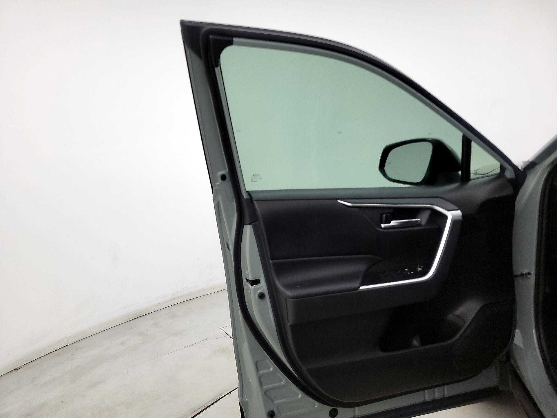 Thumbnail: 2021 Toyota RAV4 - 12