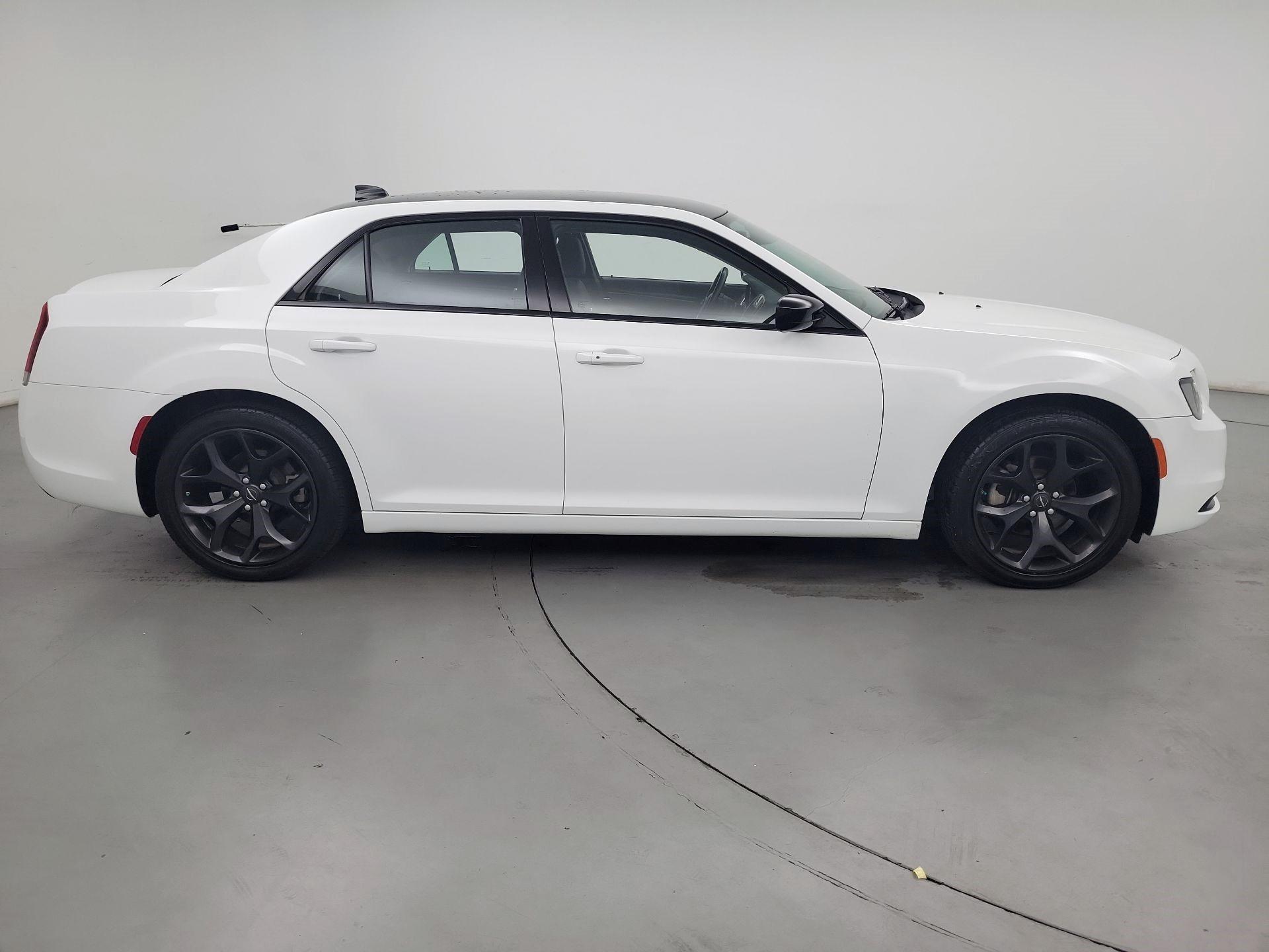 Thumbnail: 2022 Chrysler 300 - 4