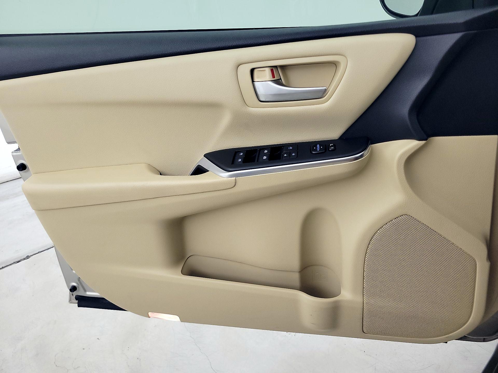 Thumbnail: 2016 Toyota Camry - 12