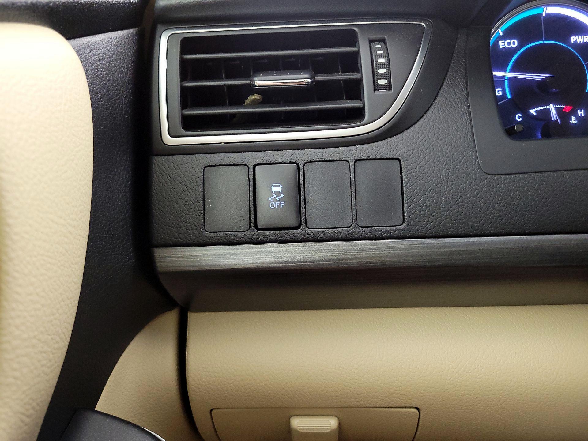 Thumbnail: 2016 Toyota Camry - 13