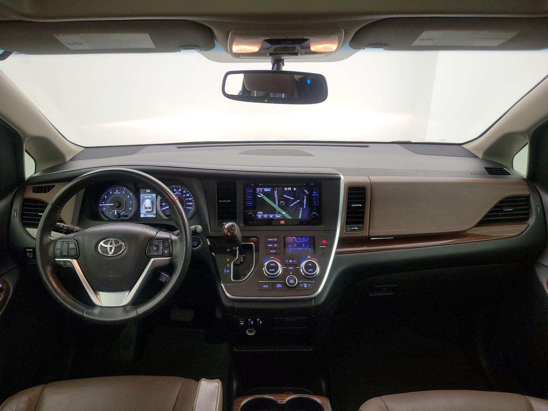 Thumbnail: 2015 Toyota Sienna - 9
