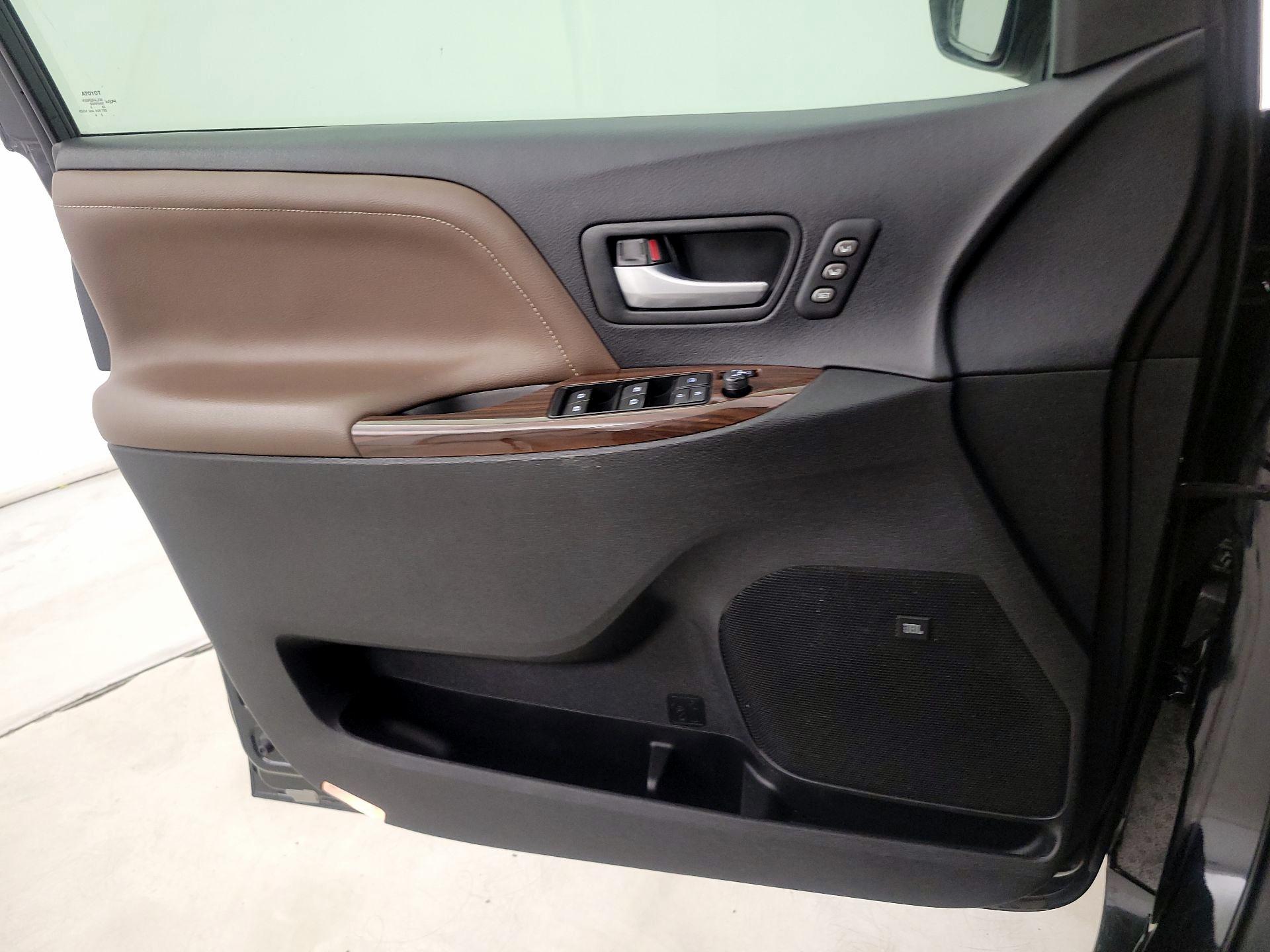 Thumbnail: 2015 Toyota Sienna - 12