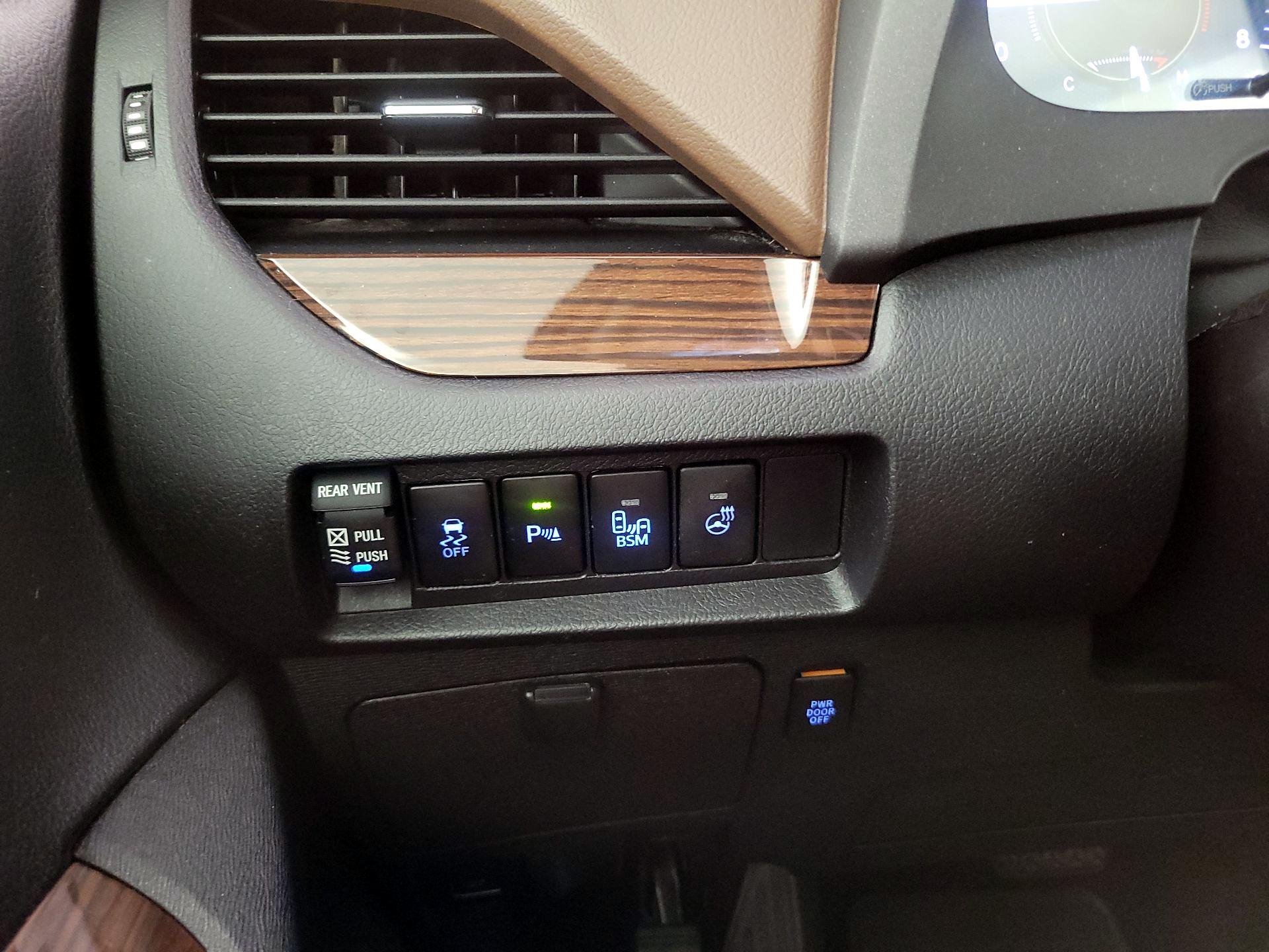 Thumbnail: 2015 Toyota Sienna - 13