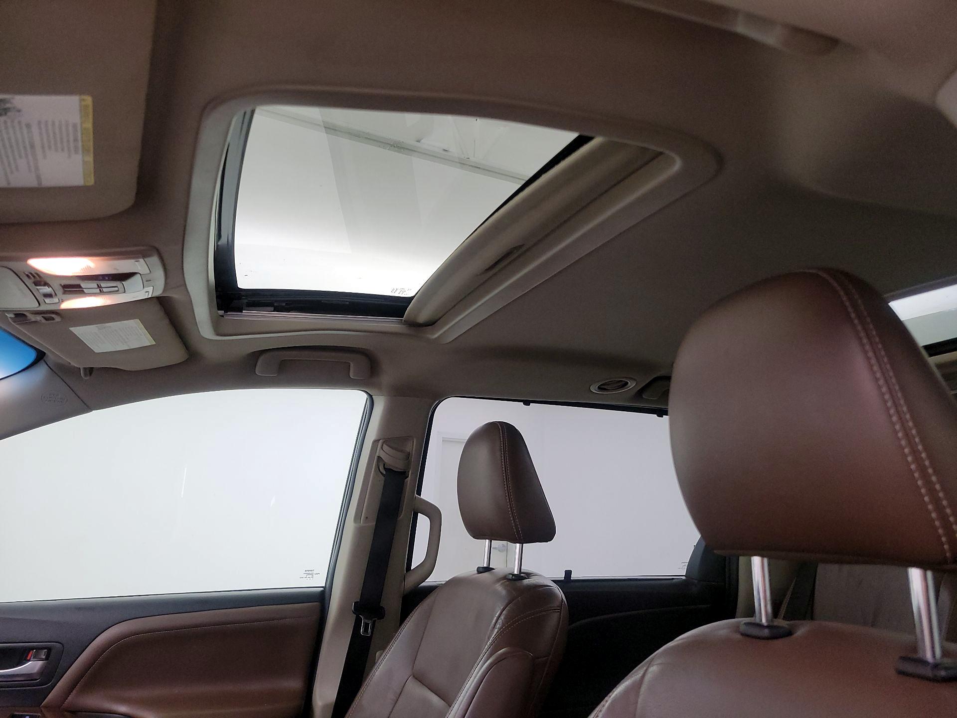 Thumbnail: 2015 Toyota Sienna - 20