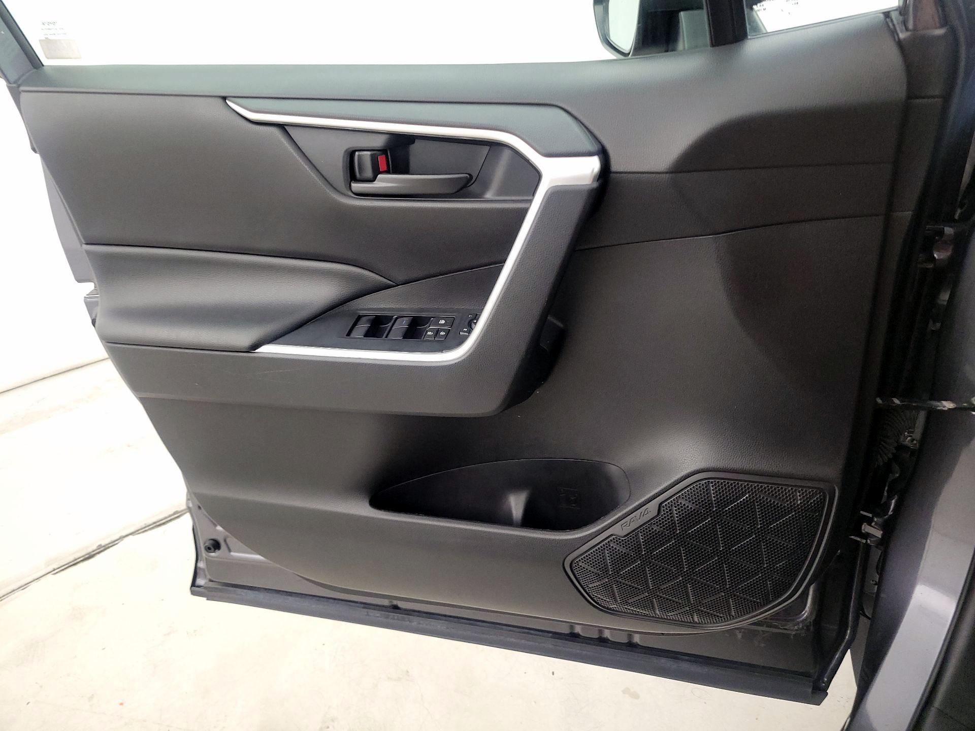 Thumbnail: 2021 Toyota RAV4 - 12