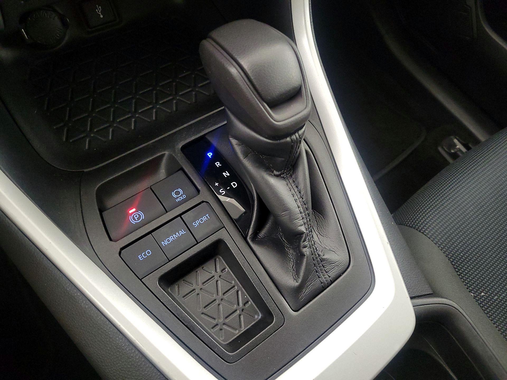 Thumbnail: 2021 Toyota RAV4 - 17