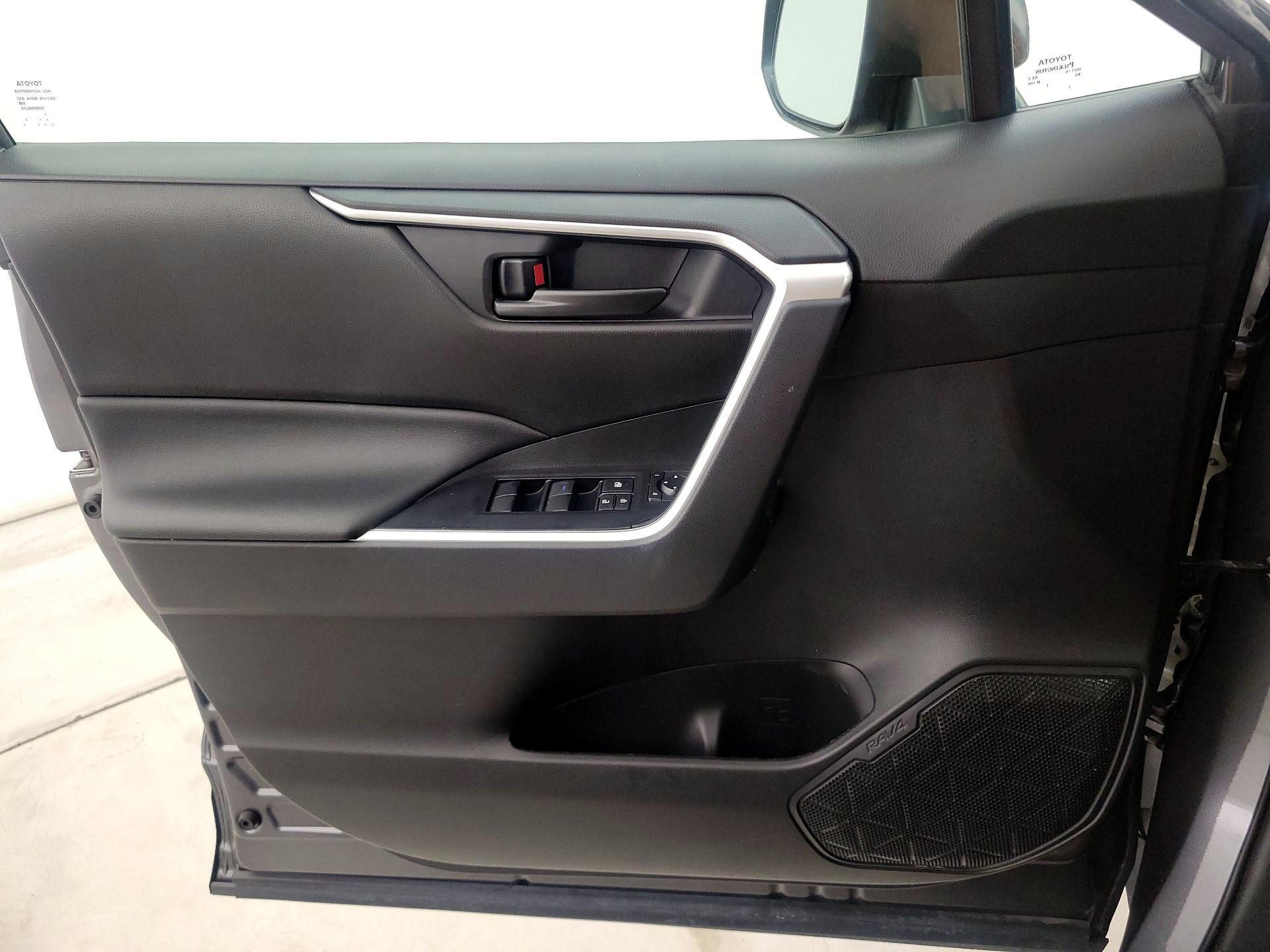 Thumbnail: 2022 Toyota RAV4 - 12