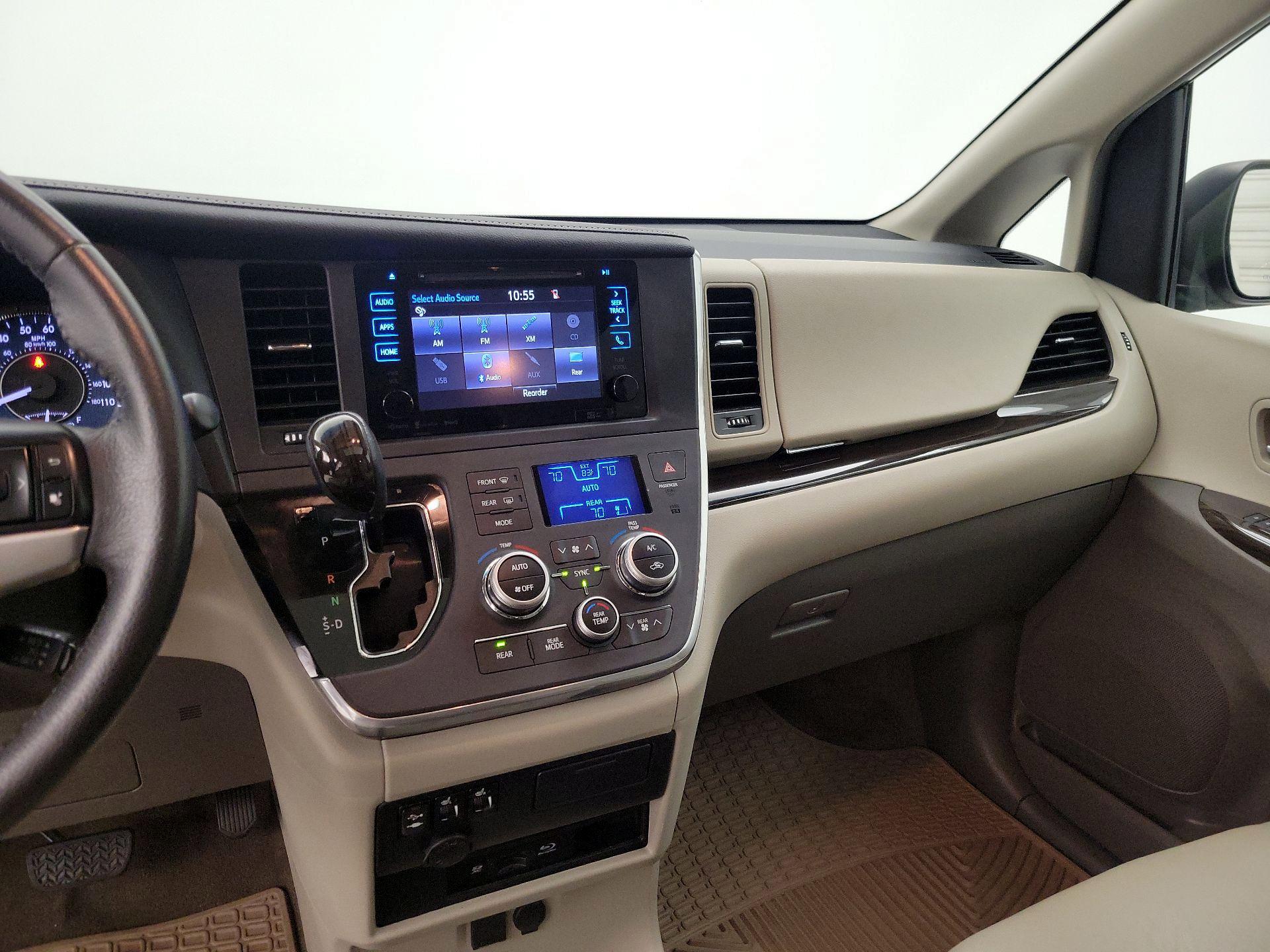 Thumbnail: 2017 Toyota Sienna - 9