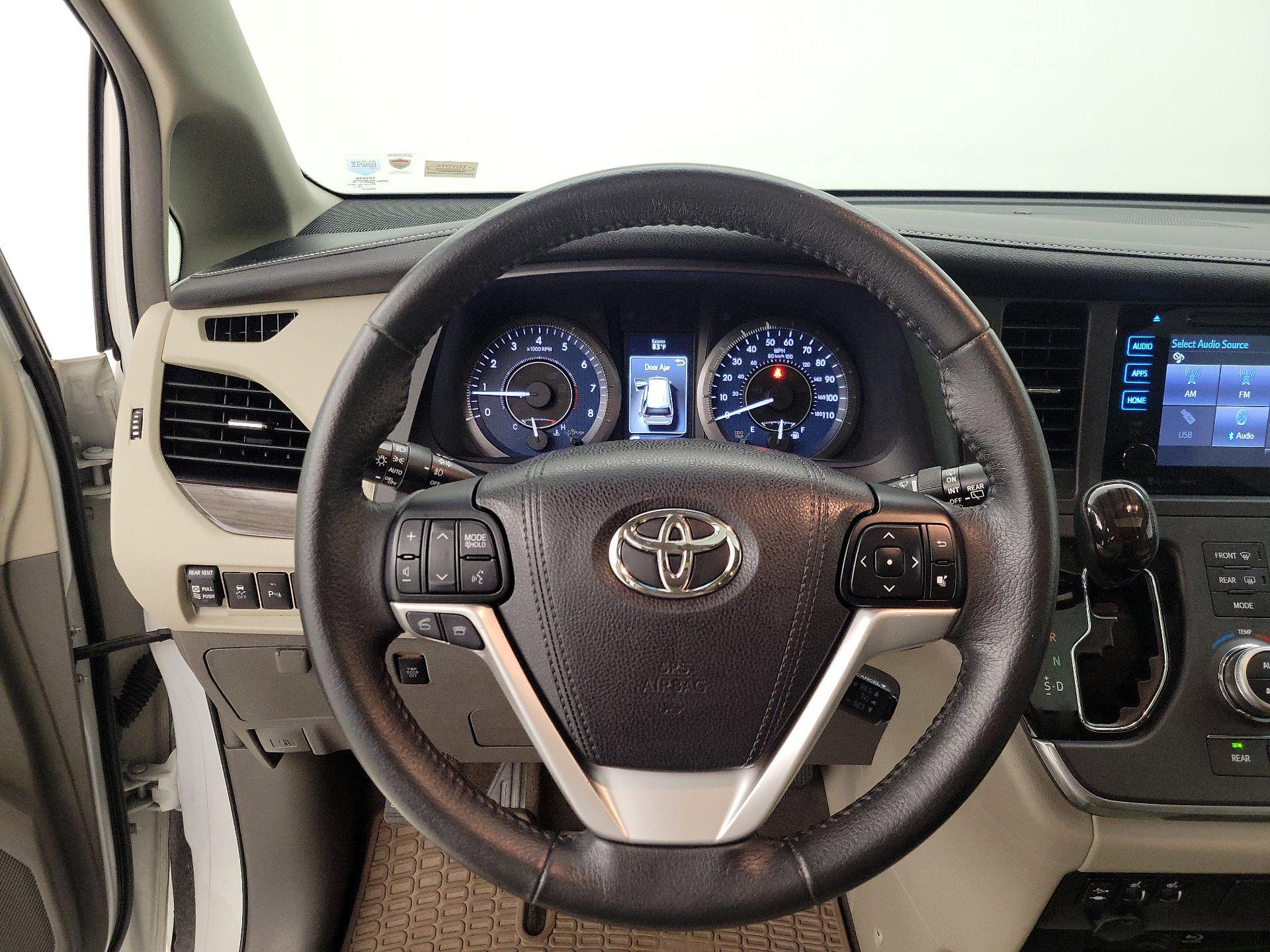 Thumbnail: 2017 Toyota Sienna - 10