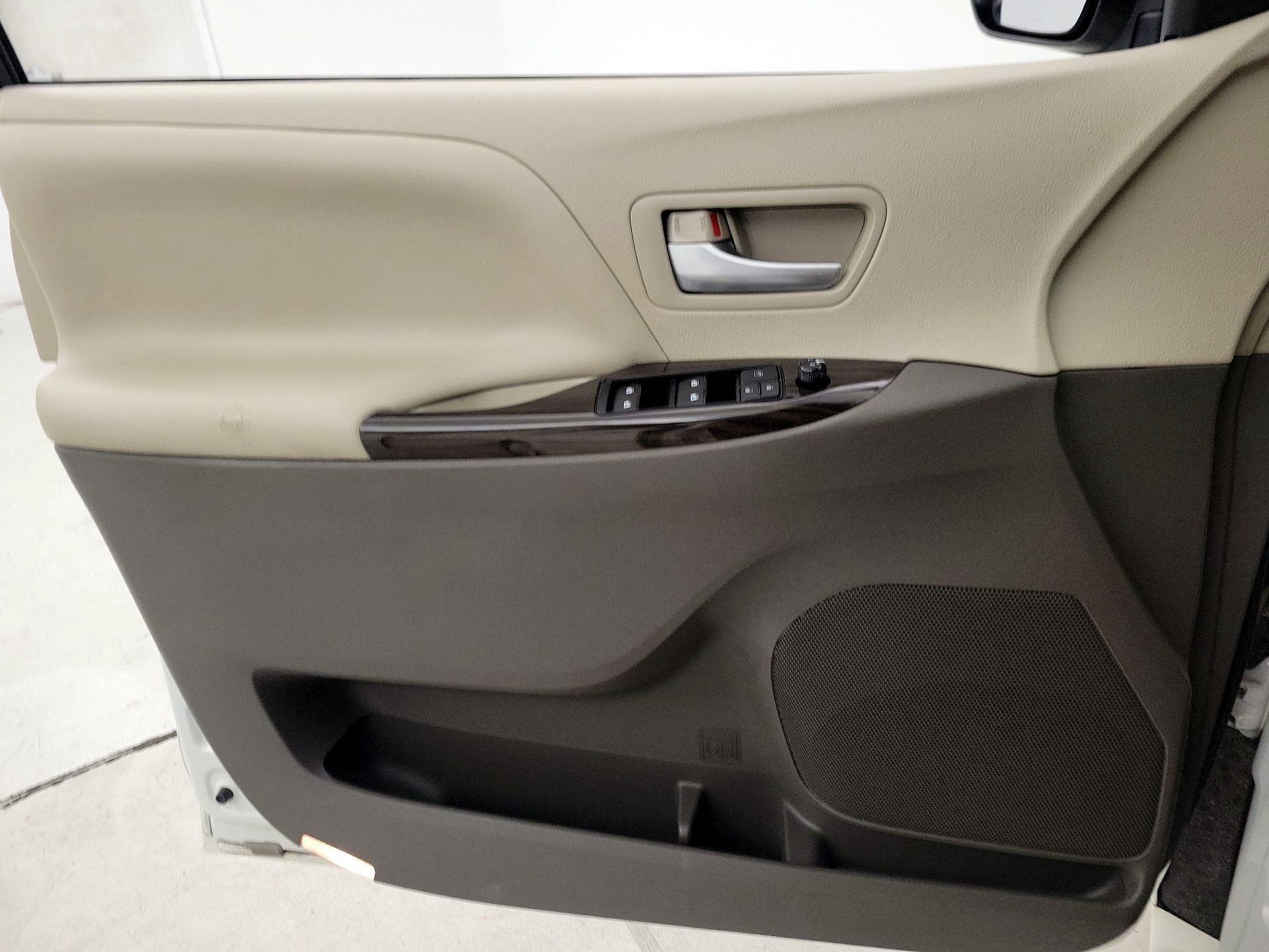 Thumbnail: 2017 Toyota Sienna - 12