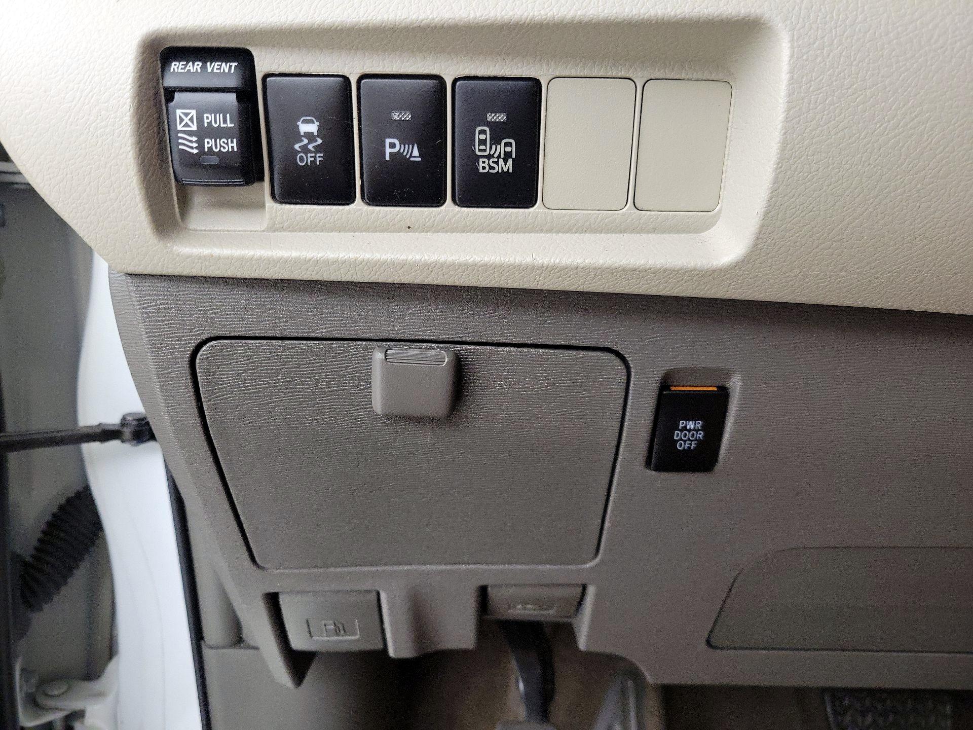 Thumbnail: 2017 Toyota Sienna - 13