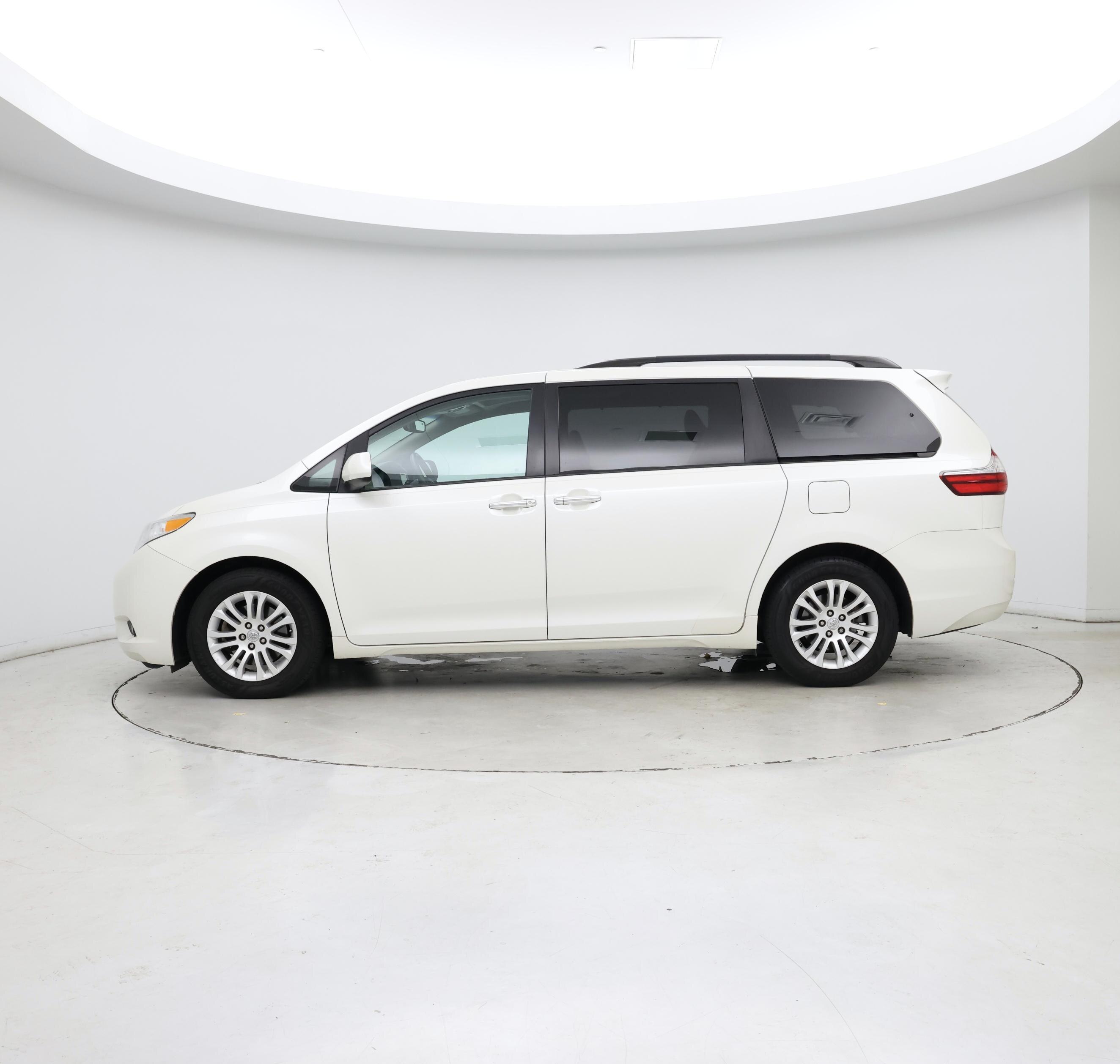 Thumbnail: 2017 Toyota Sienna - 3
