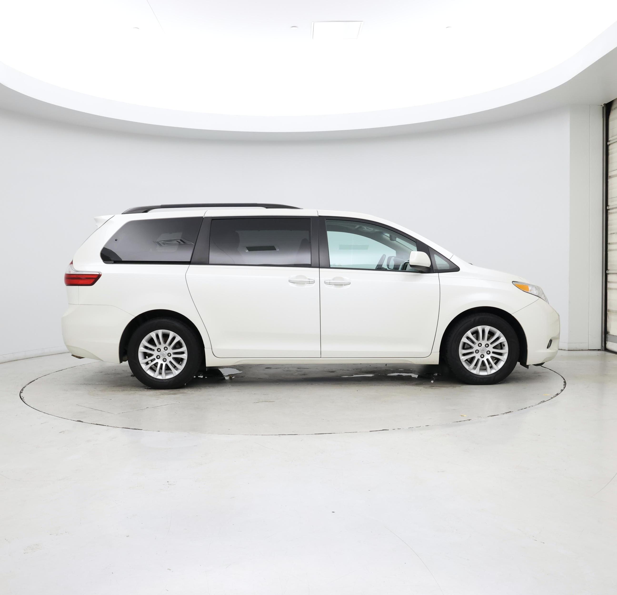 Thumbnail: 2017 Toyota Sienna - 7