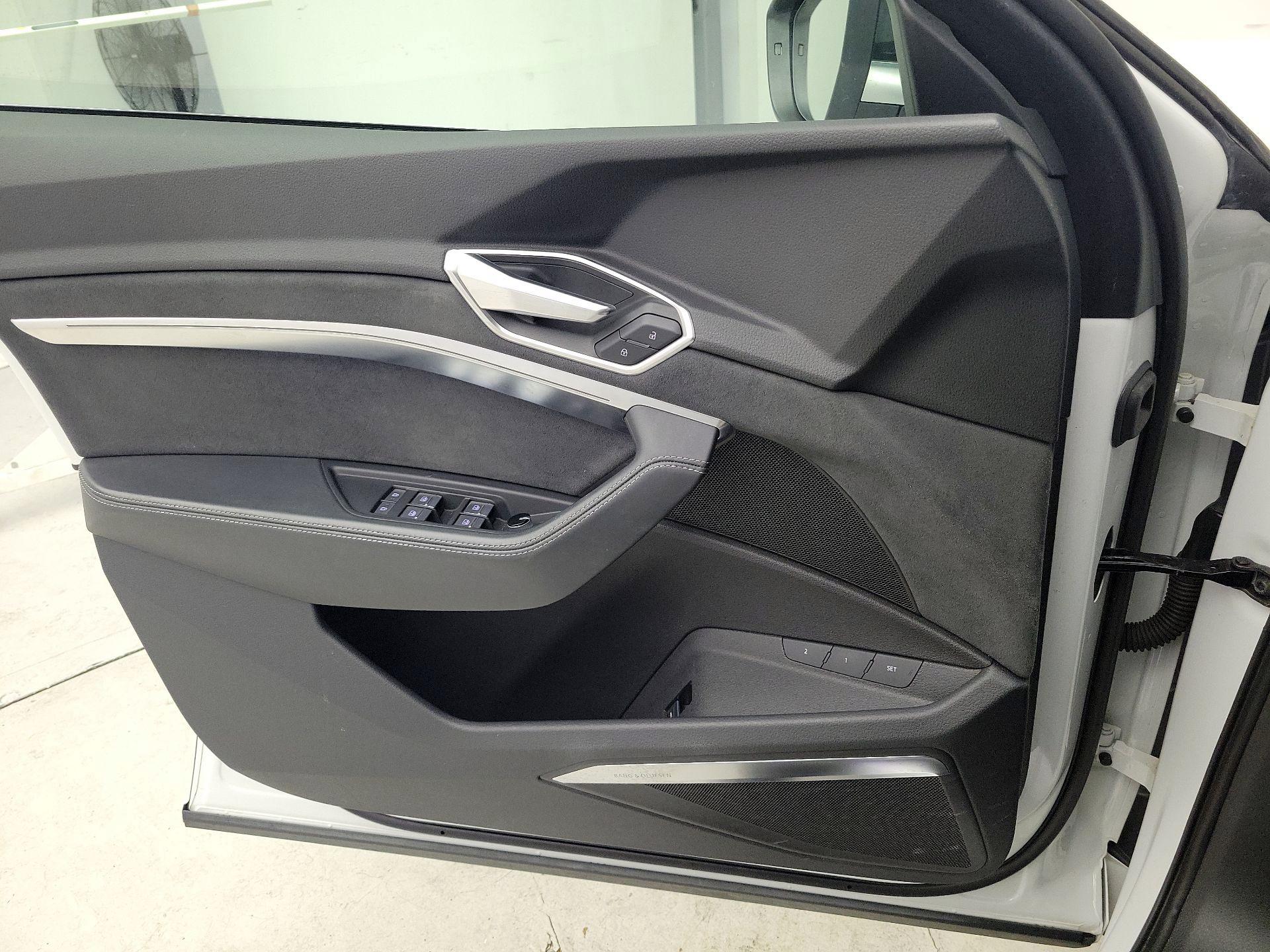 Thumbnail: 2022 Audi e-tron S - 12