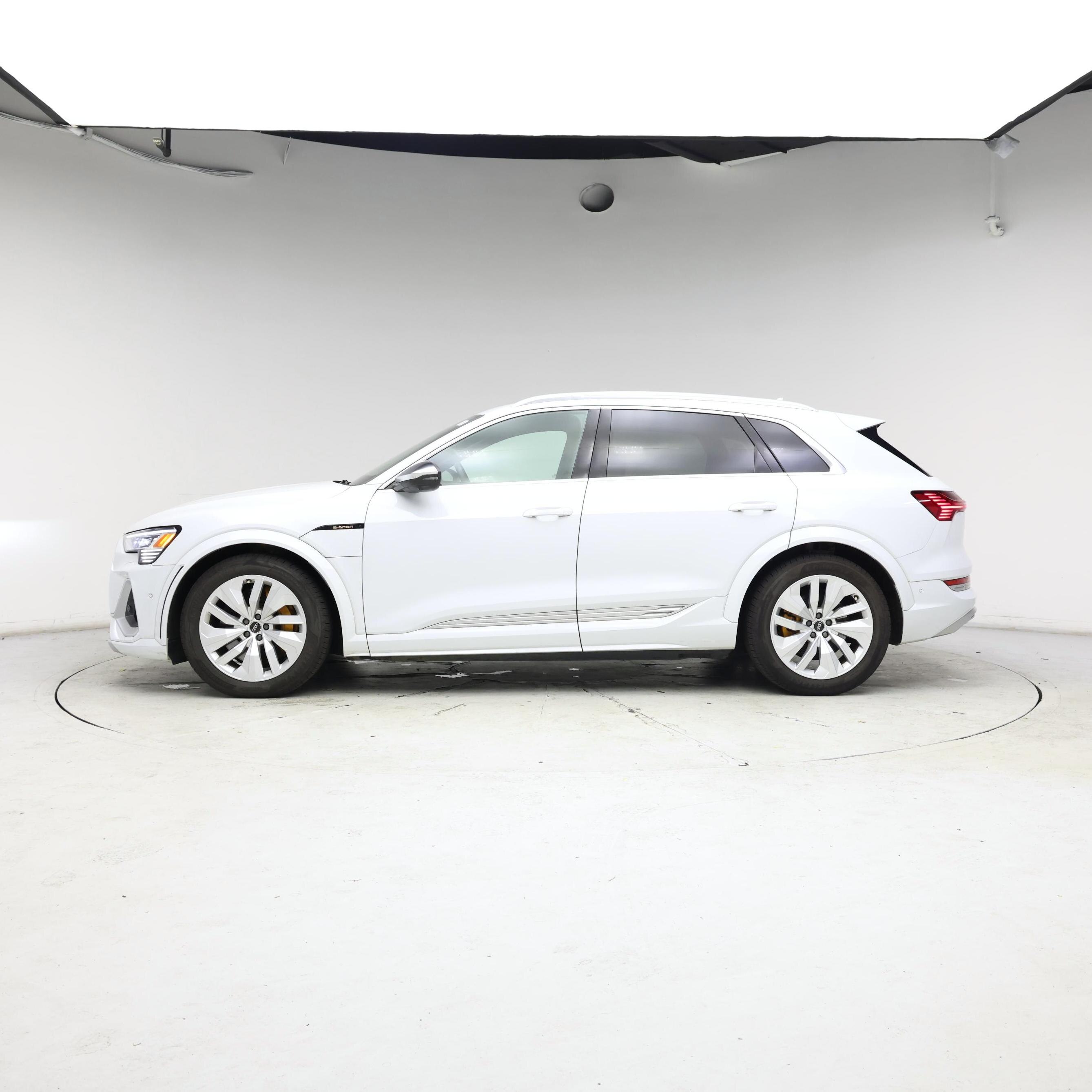Thumbnail: 2022 Audi e-tron S - 3