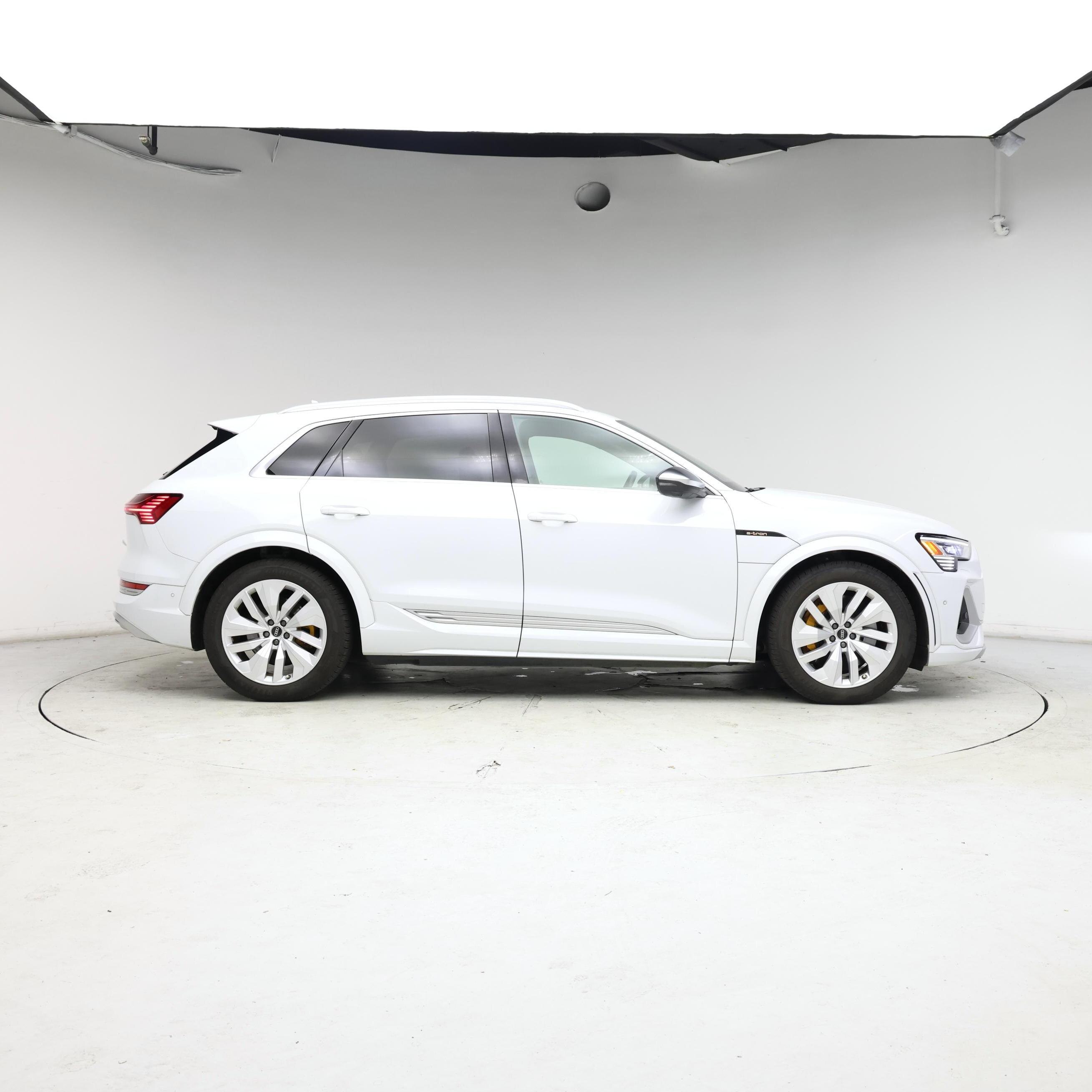 Thumbnail: 2022 Audi e-tron S - 7