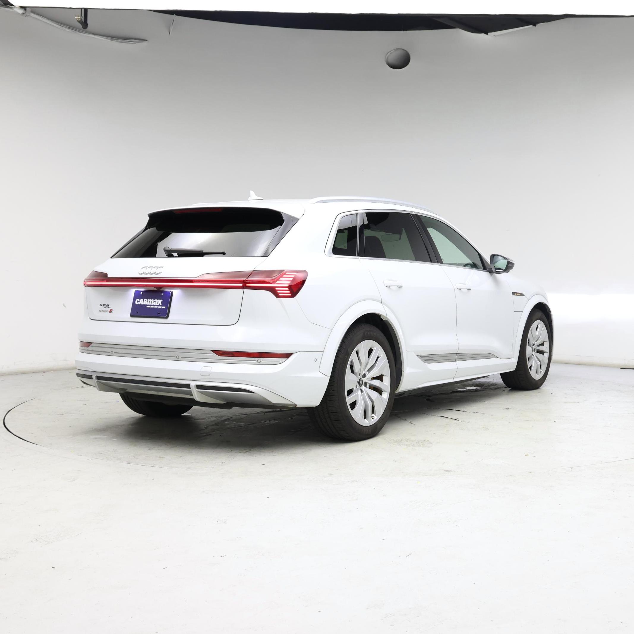 Thumbnail: 2022 Audi e-tron S - 8