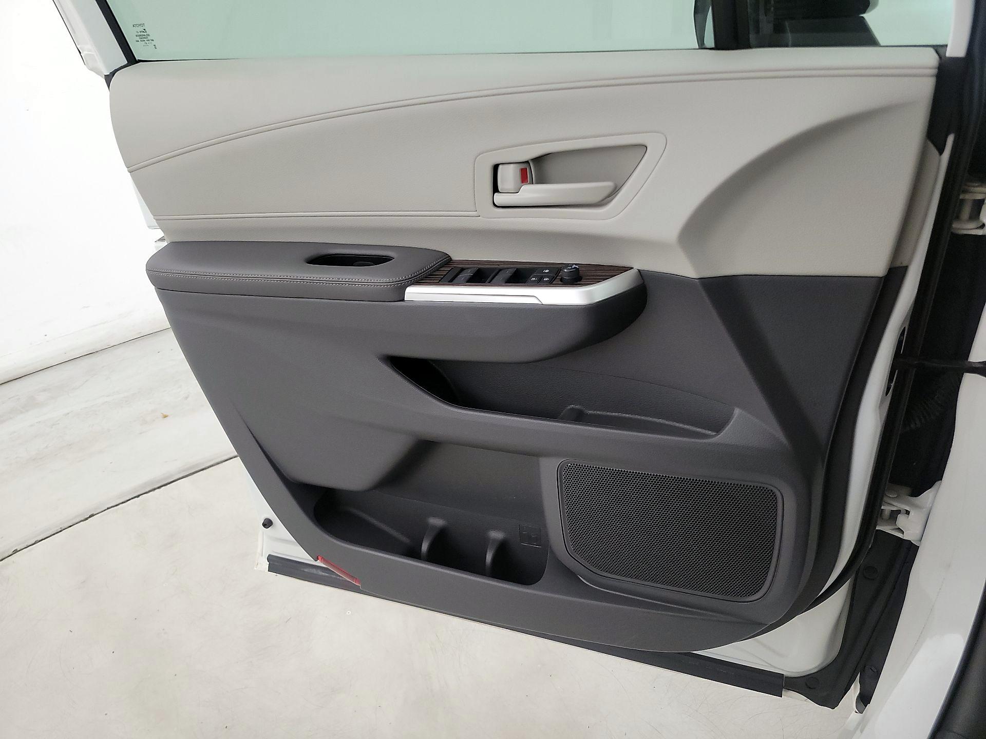 Thumbnail: 2021 Toyota Sienna - 12