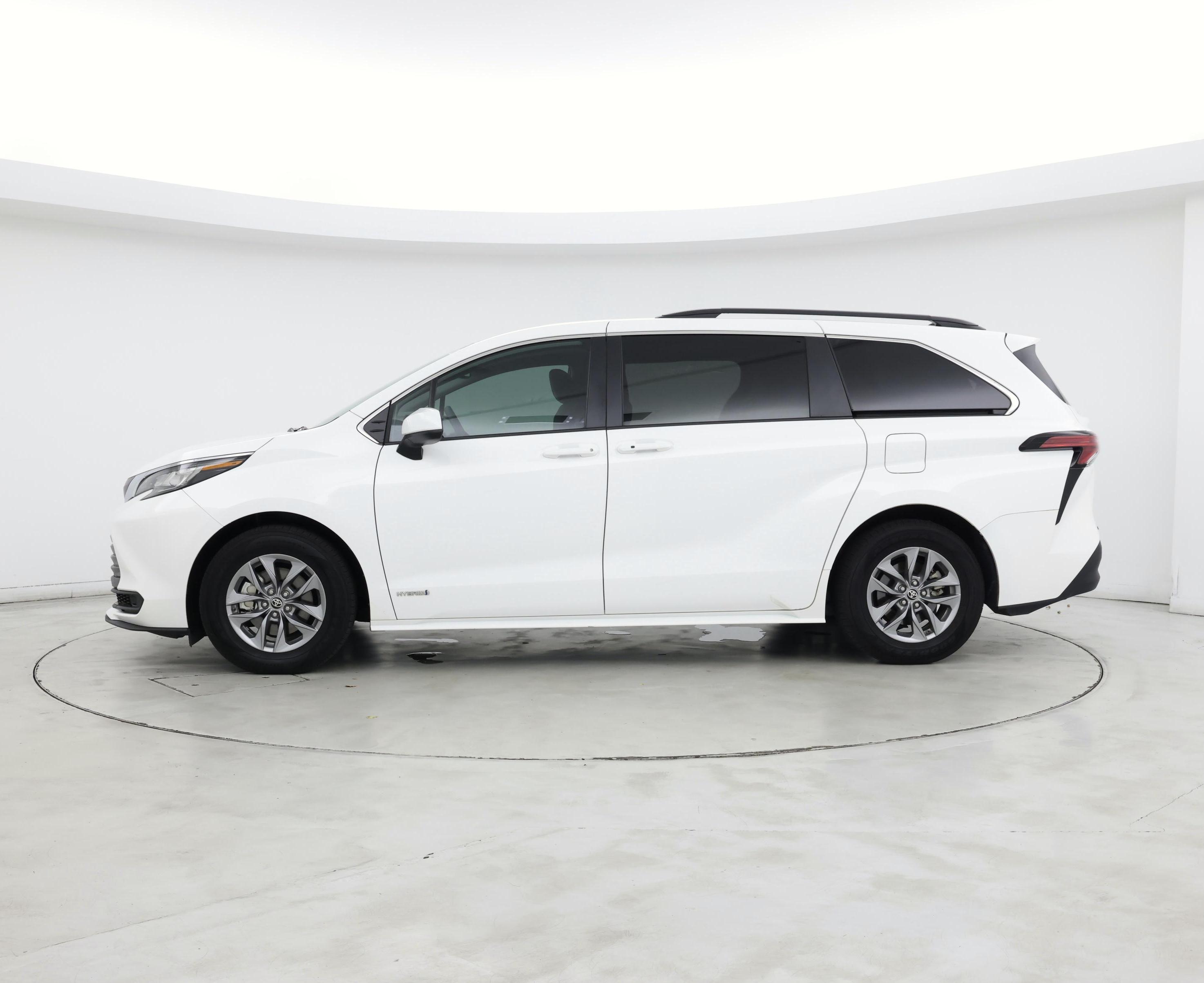 Thumbnail: 2021 Toyota Sienna - 3