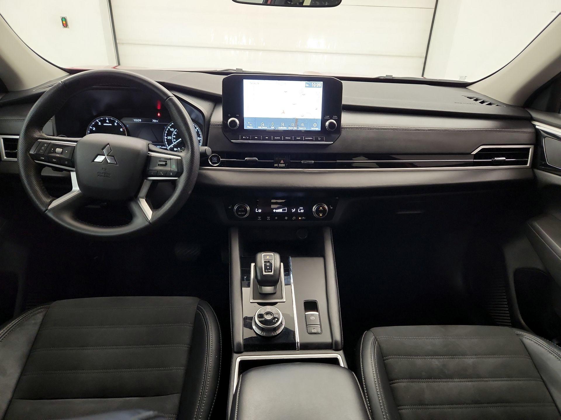 Thumbnail: 2023 Mitsubishi Outlander - 9
