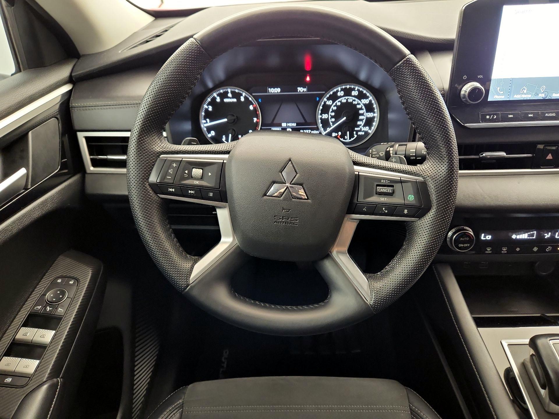 Thumbnail: 2023 Mitsubishi Outlander - 10