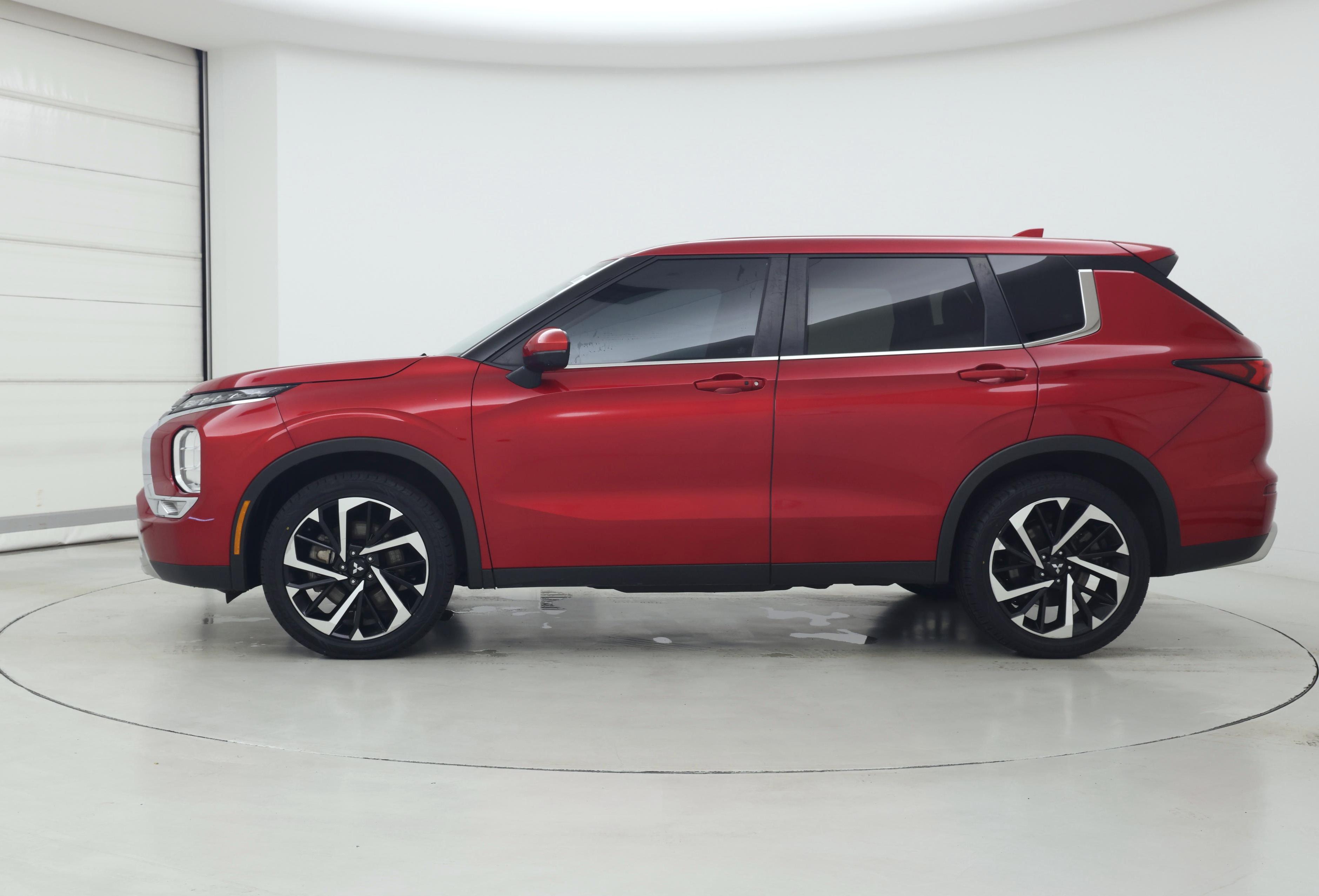 Thumbnail: 2023 Mitsubishi Outlander - 3
