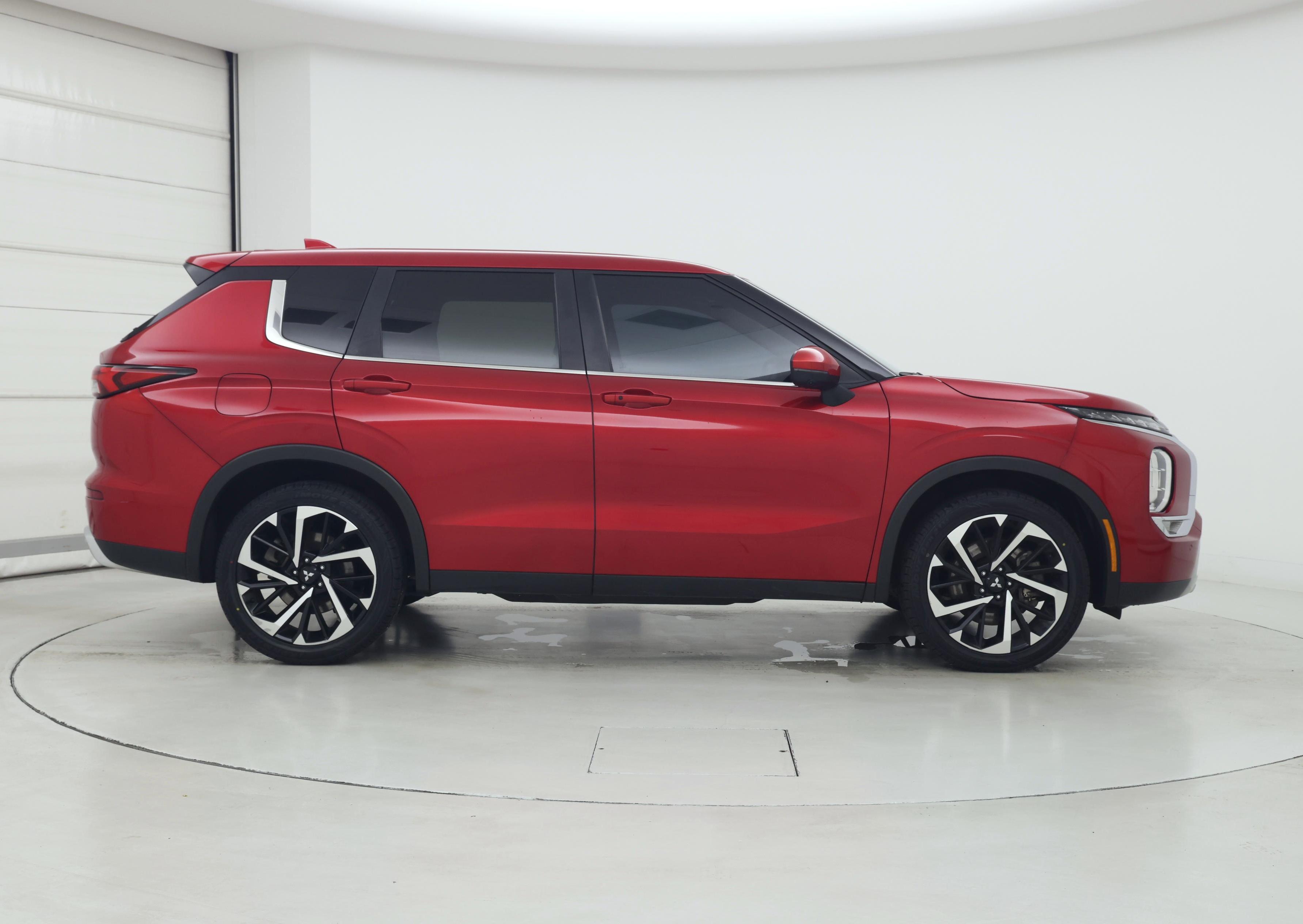 Thumbnail: 2023 Mitsubishi Outlander - 7
