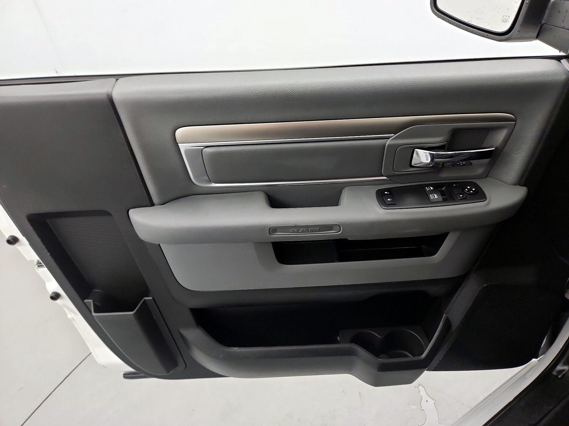 Thumbnail: 2020 RAM 1500 Classic - 10