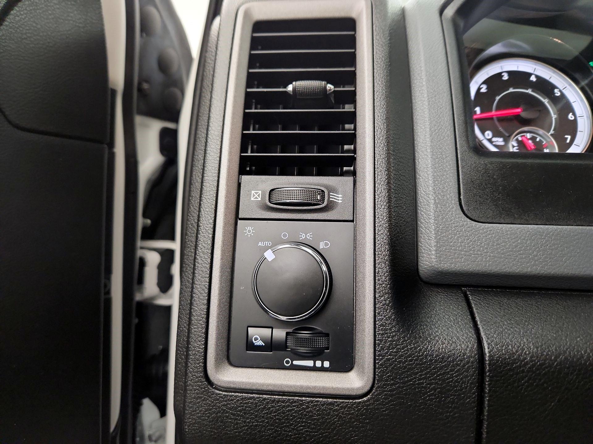 Thumbnail: 2020 RAM 1500 Classic - 12