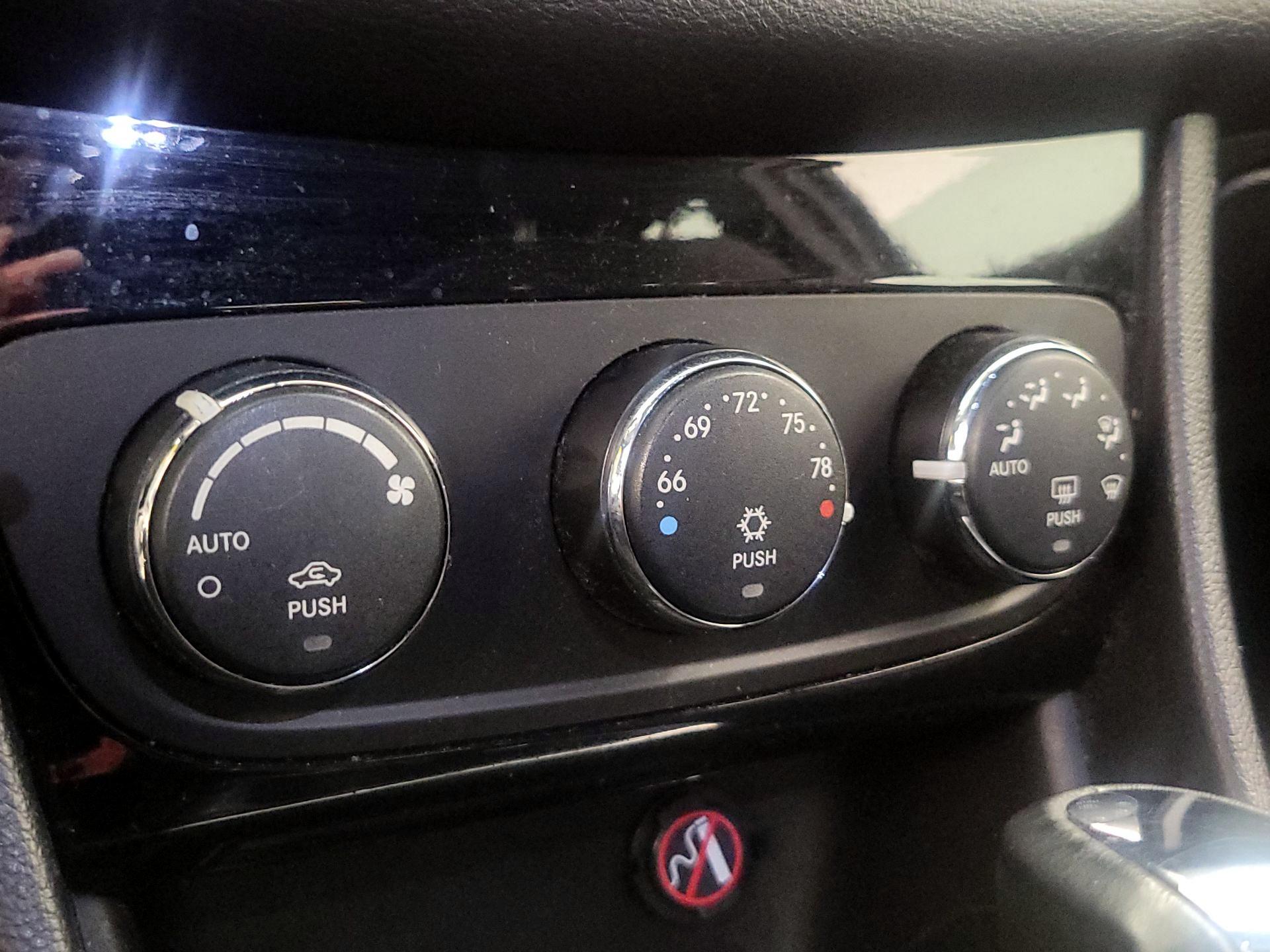 Thumbnail: 2014 Chrysler 200 - 14
