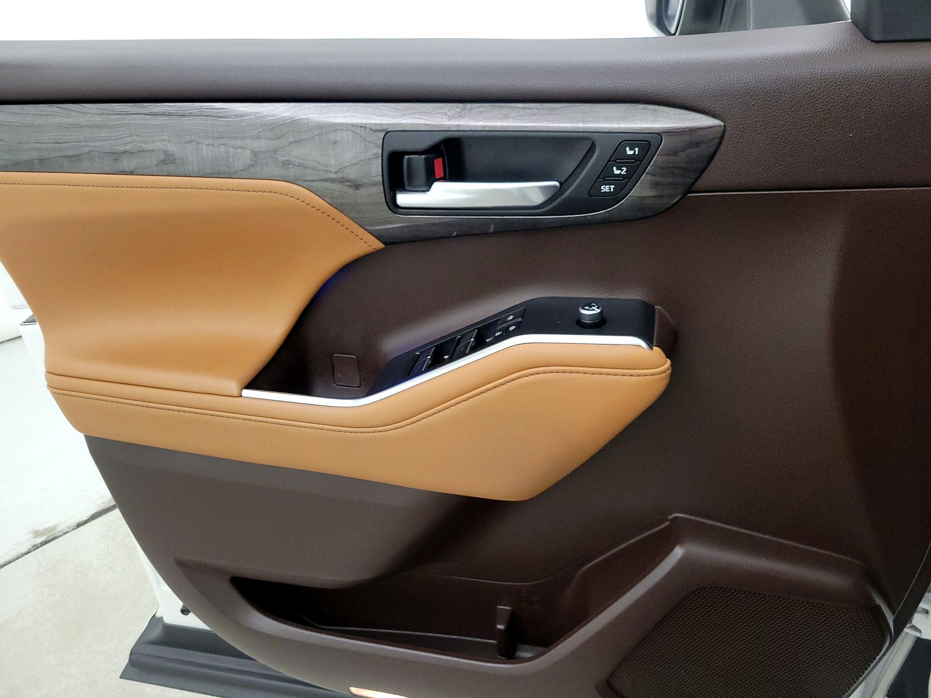 Thumbnail: 2020 Toyota Highlander - 12