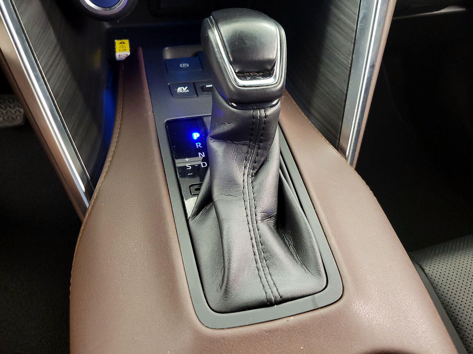 Thumbnail: 2021 Toyota Venza - 18