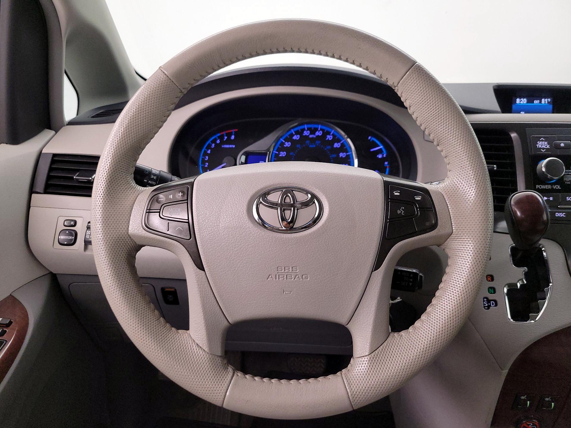 Thumbnail: 2014 Toyota Sienna - 10