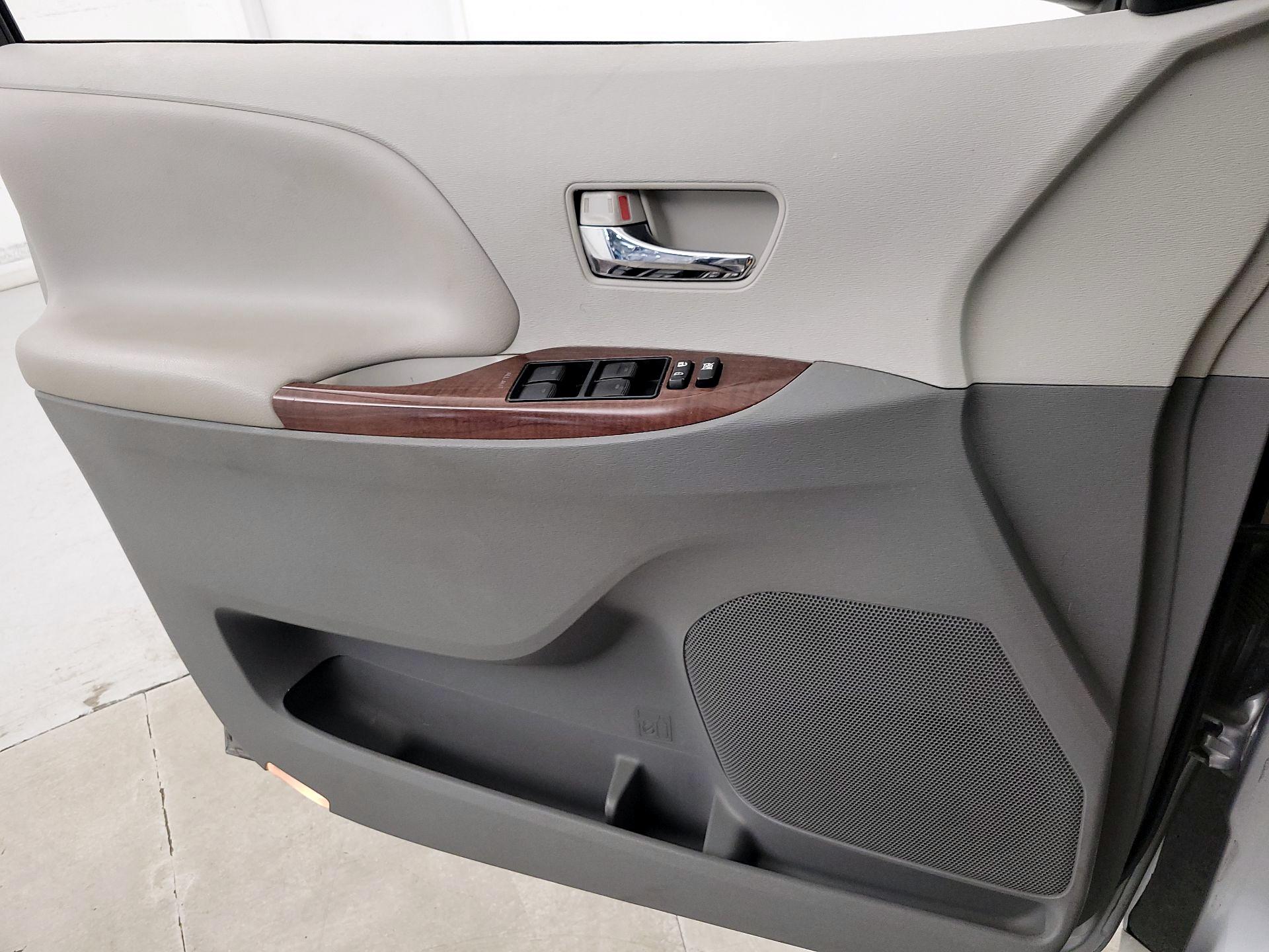 Thumbnail: 2014 Toyota Sienna - 12