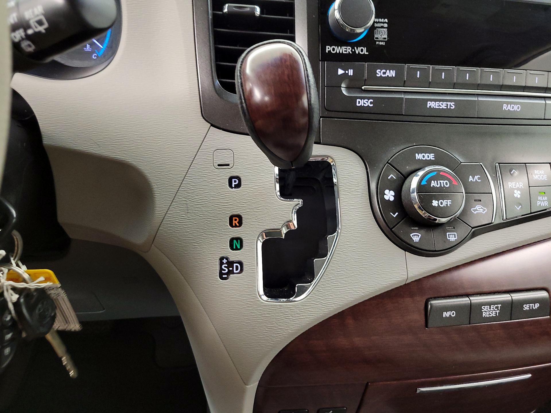 Thumbnail: 2014 Toyota Sienna - 17