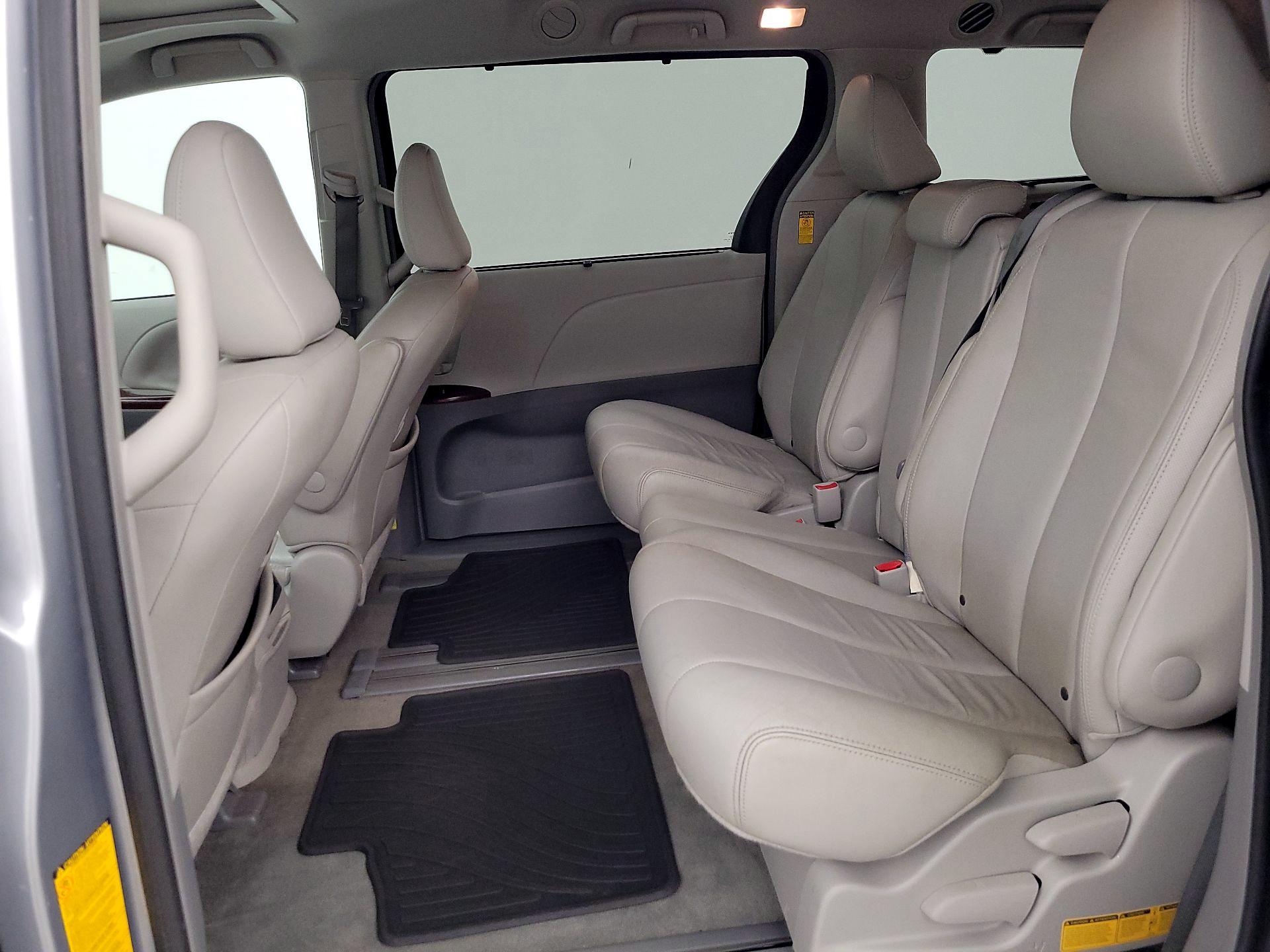 Thumbnail: 2014 Toyota Sienna - 20