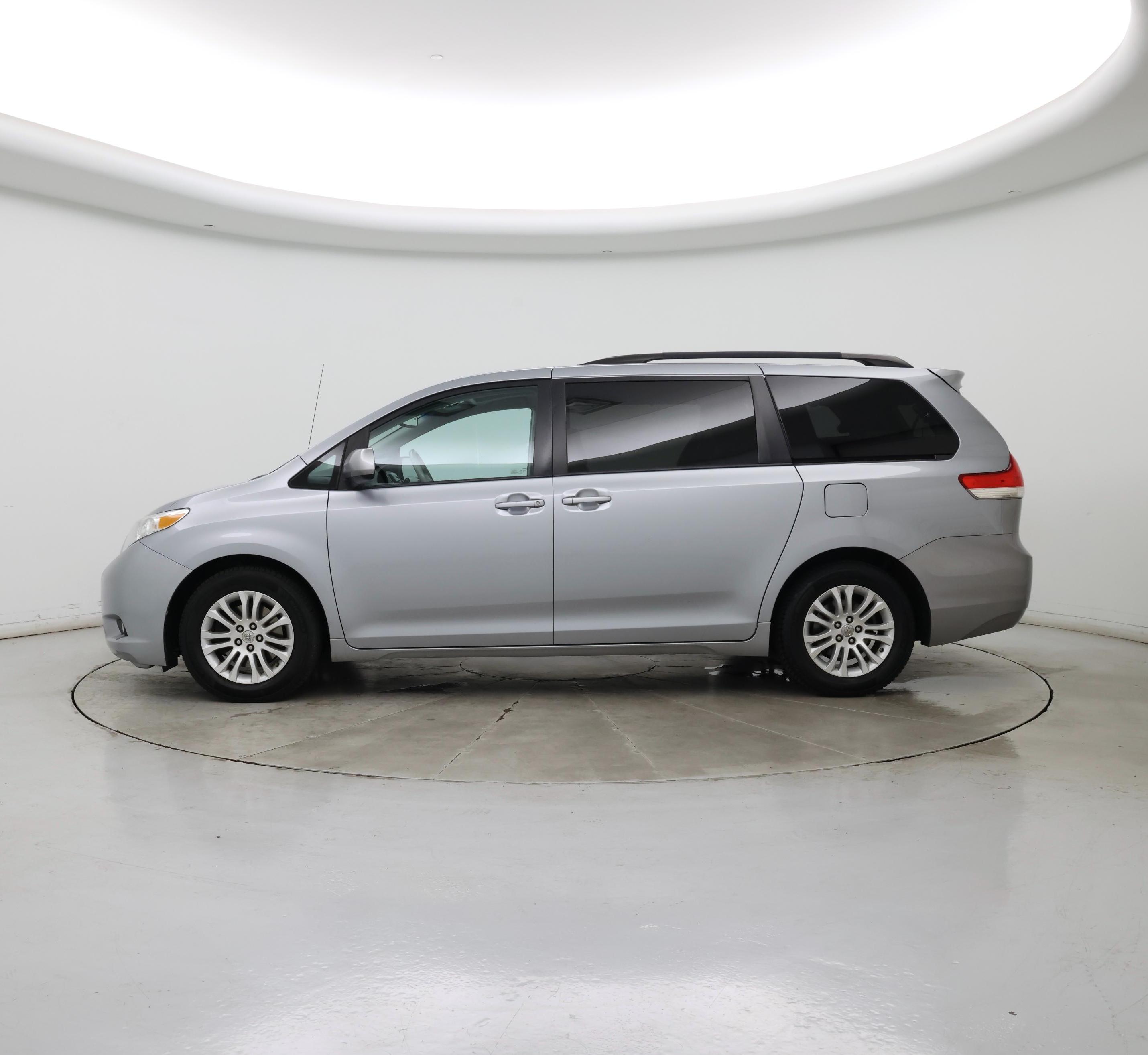 Thumbnail: 2014 Toyota Sienna - 3
