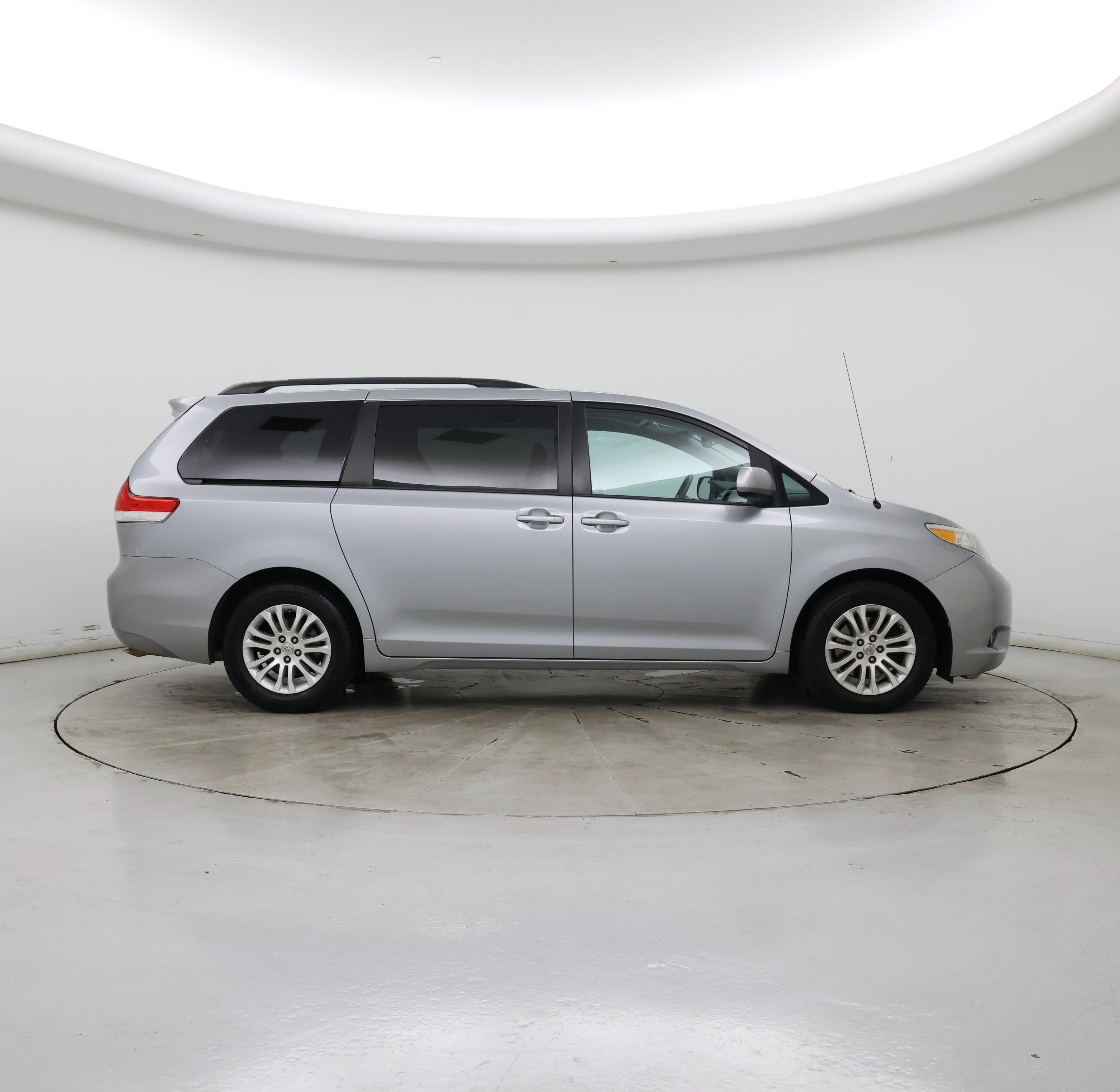 Thumbnail: 2014 Toyota Sienna - 7