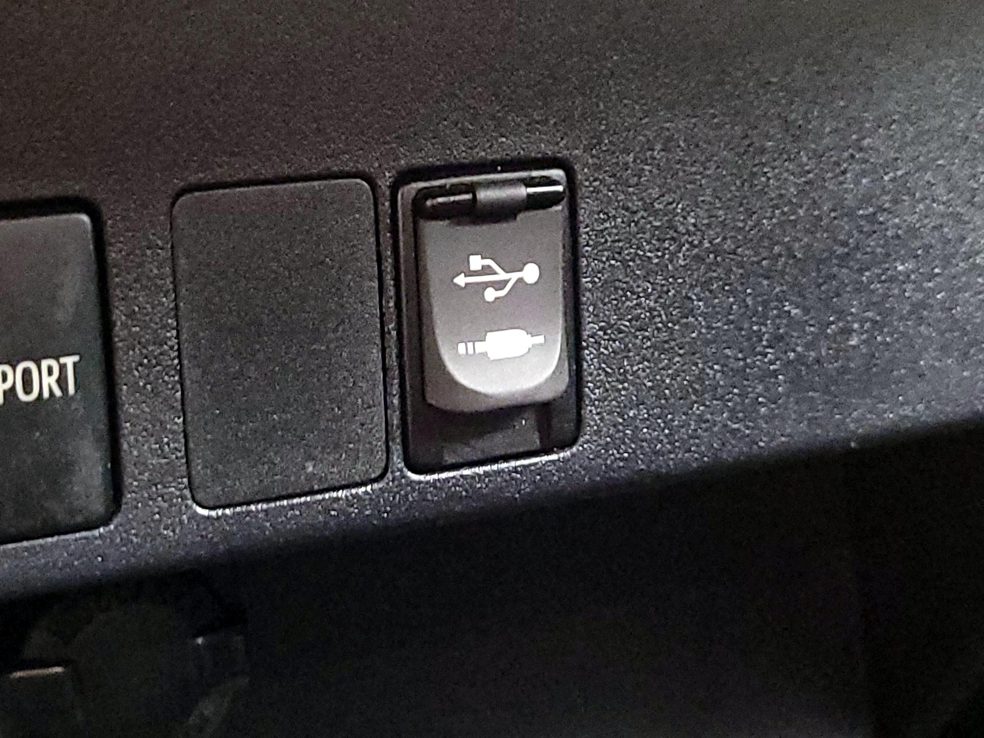 Thumbnail: 2018 Toyota RAV4 - 18
