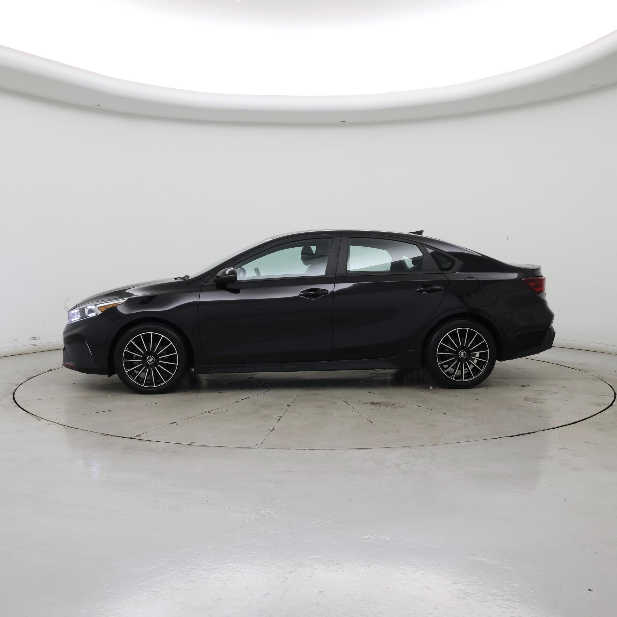 Thumbnail: 2022 Kia Forte - 3